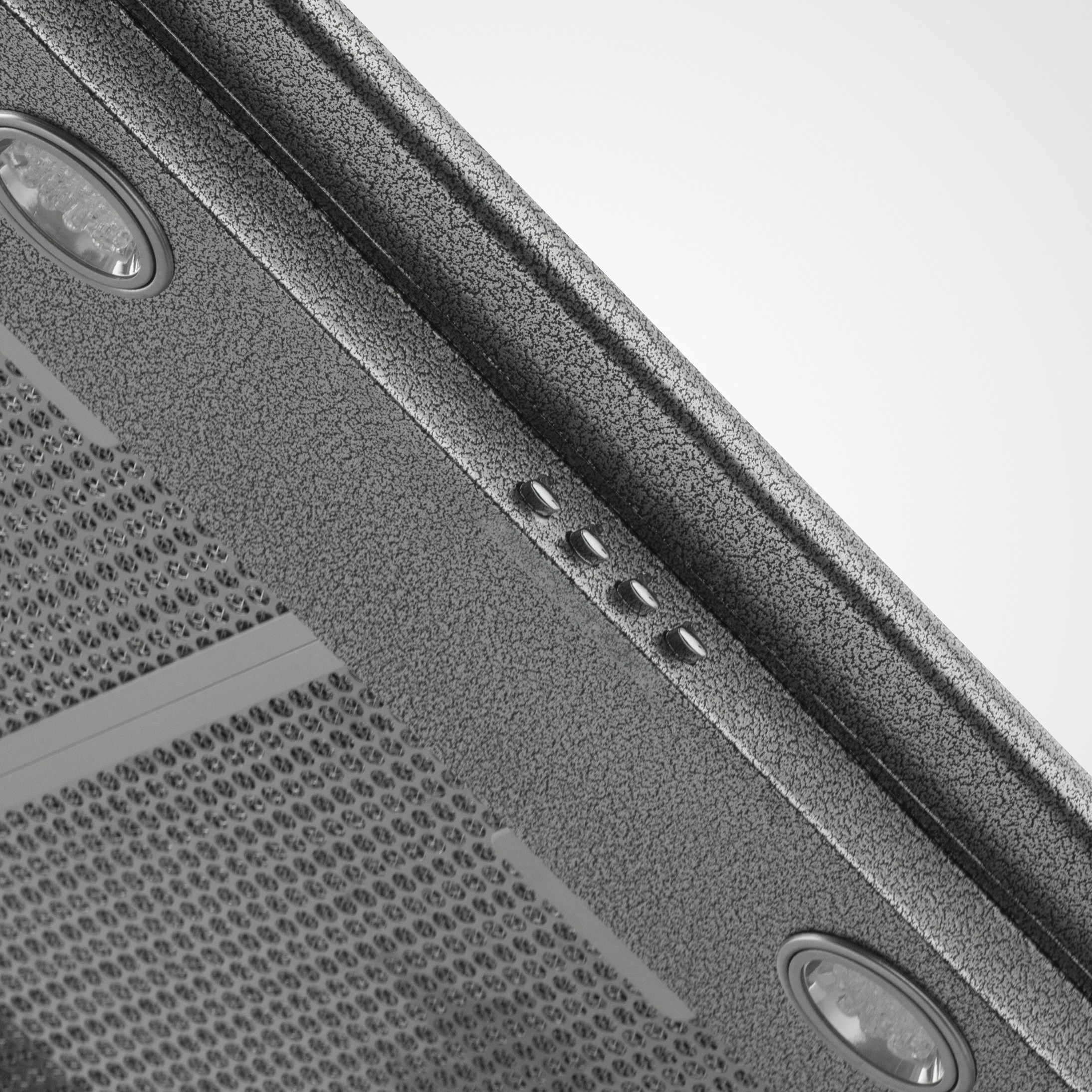 Рекламная студийная съёмка нижней панели вытяжки с LED-подсветкой и алюминиевыми фильтрами, вид крупным планом, для презентаций и интернет-магазина.