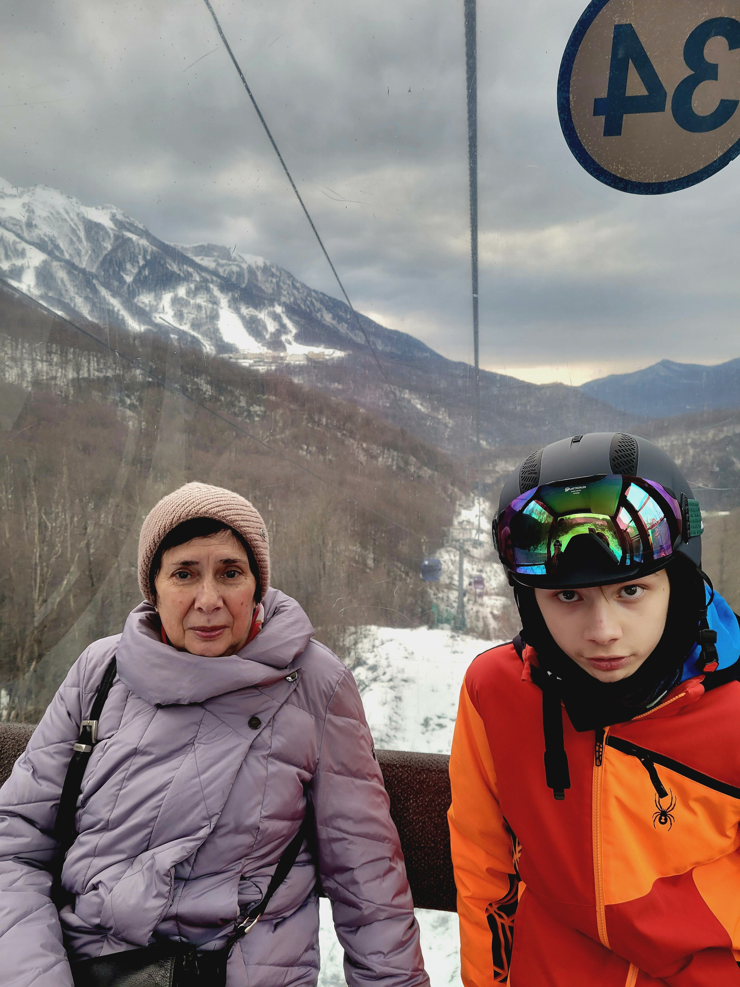 Внук с бабушкой по дороге на вершину