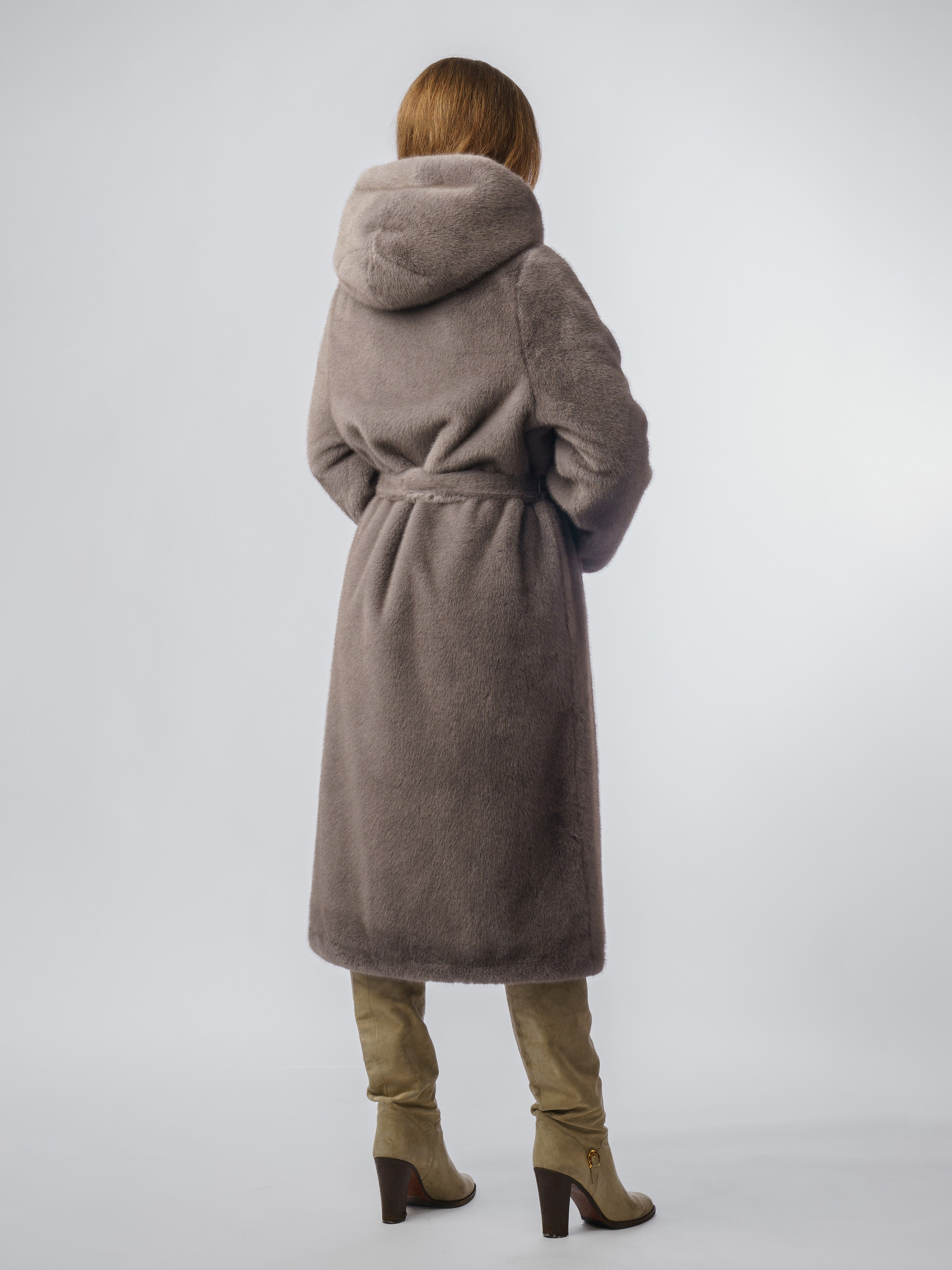 Шубы, модель Кристина. KED Production — продакшн из СПб. Создаём фото, видео и контент, который помогает брендам и селлерам продавать больше