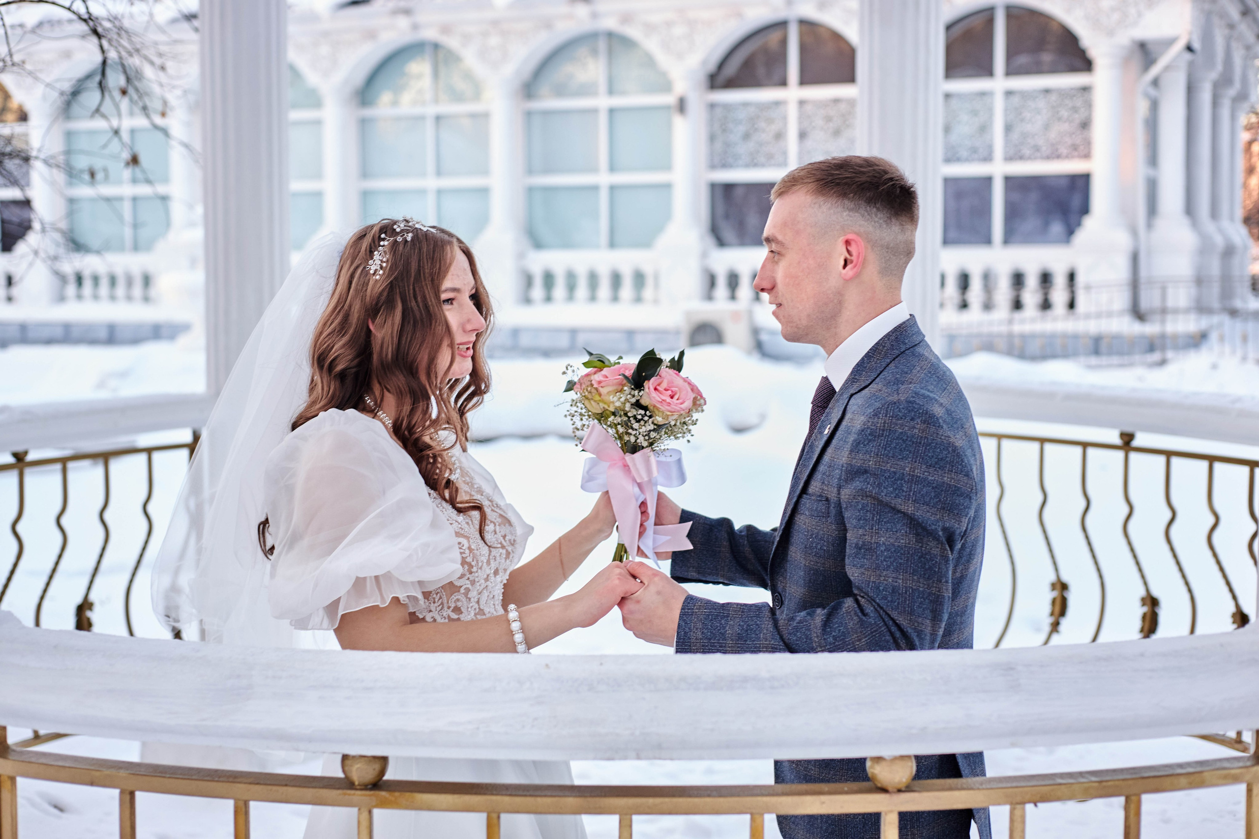 Зимняя свадебная прогулка Дианы и Георгия. Профессиональный фотограф Максим Романов в городе Хабаровске