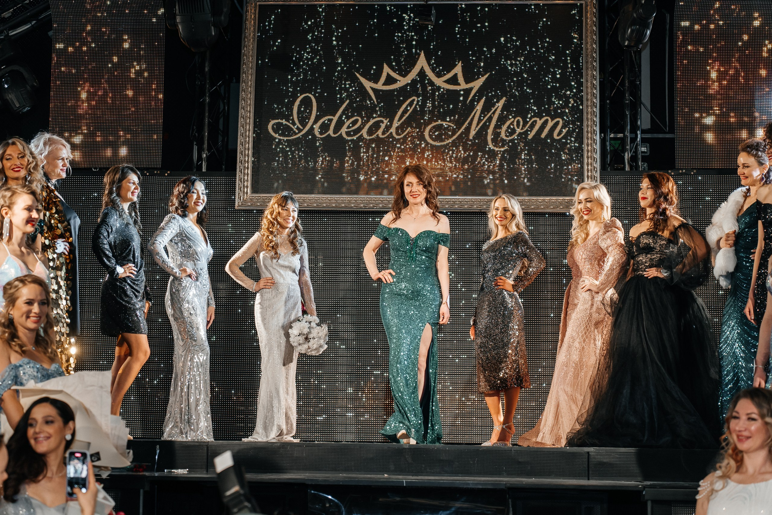 Идеальная мама. Для тех, кто не ждёт удачи, а создаёт её. Каждая фотосессия — это твой момент, твой стиль, твой успех. 📸