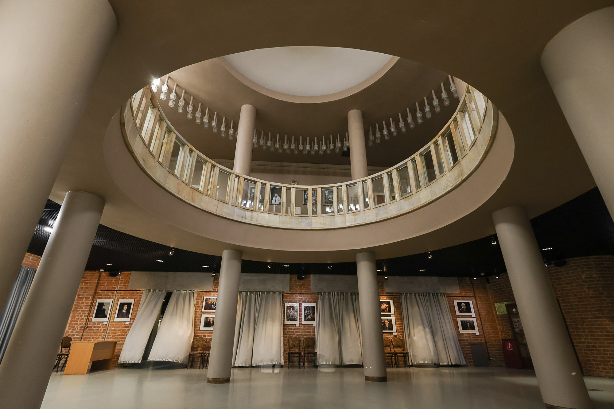 КОРИФЕИ. Репортажный, архитектурный, театральный и файн-арт фотограф Лена Мельникова в Москве