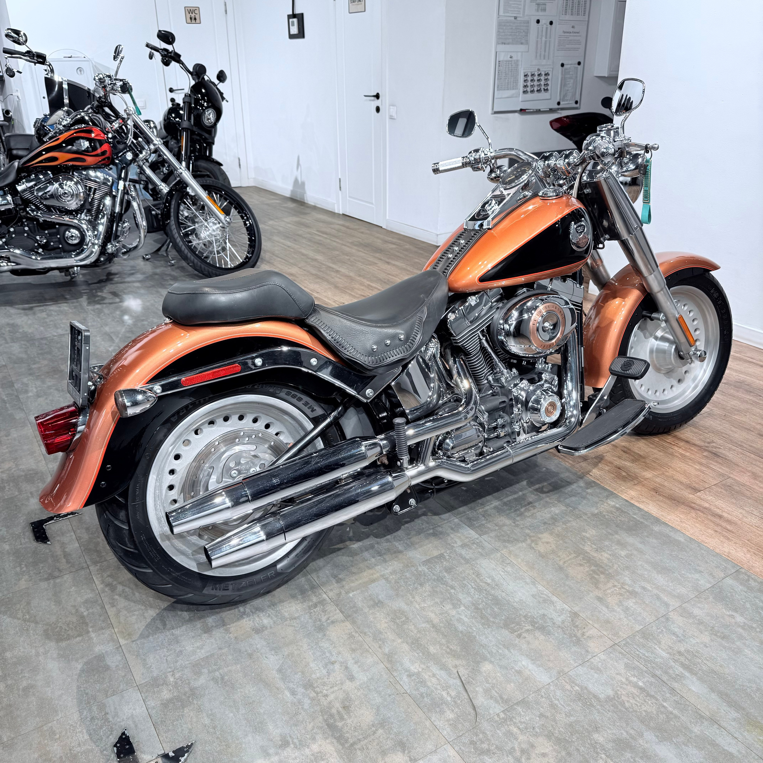 Купить Harley-Davidson 2008 Fat Boy 105 Yеаrs Аnnivеrsary (Softail/Dyna) — подробнее на сайте. Hello Davidson, Москва. Только хорошие мотоц