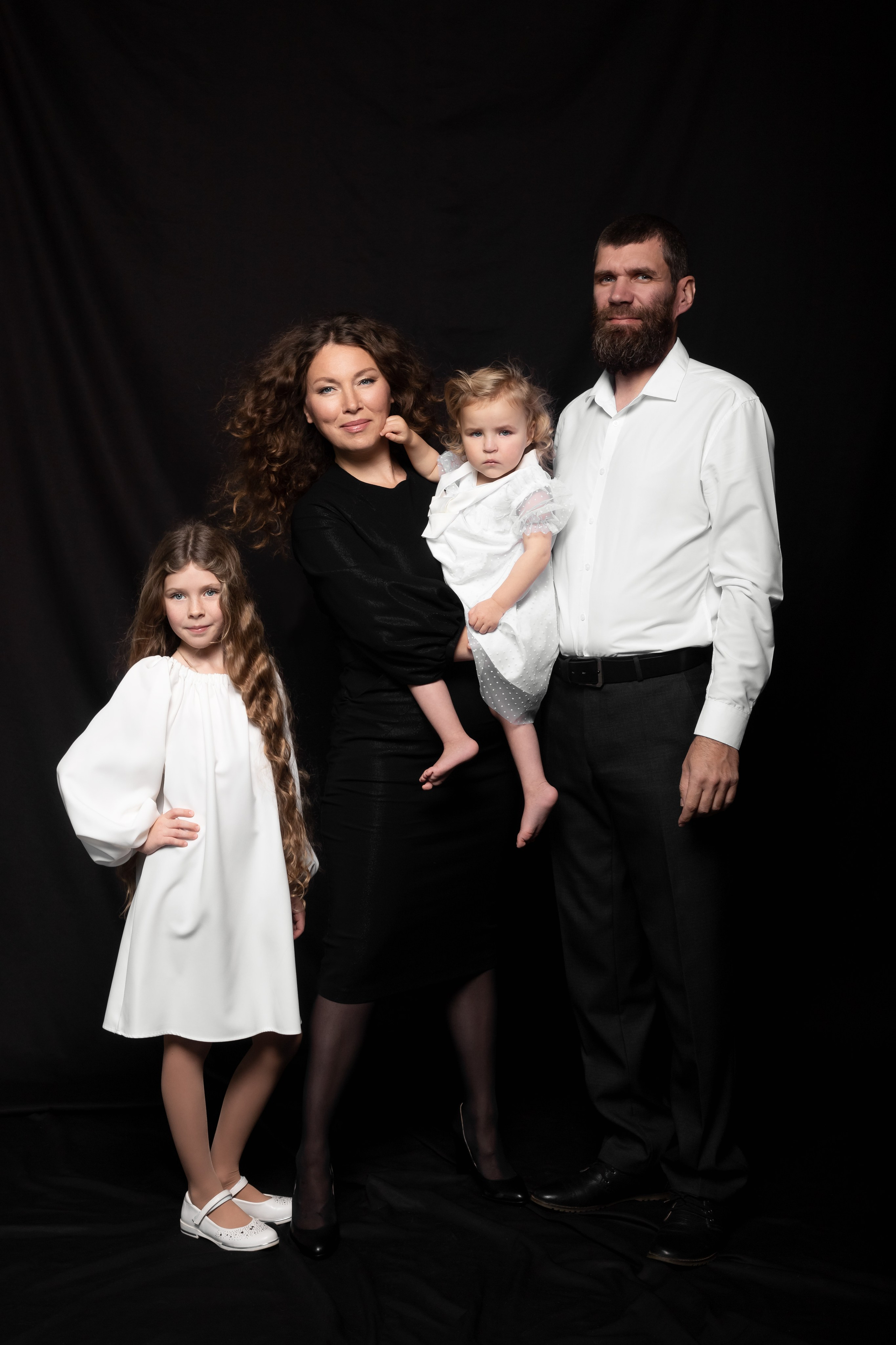 Семейный портет на фоне