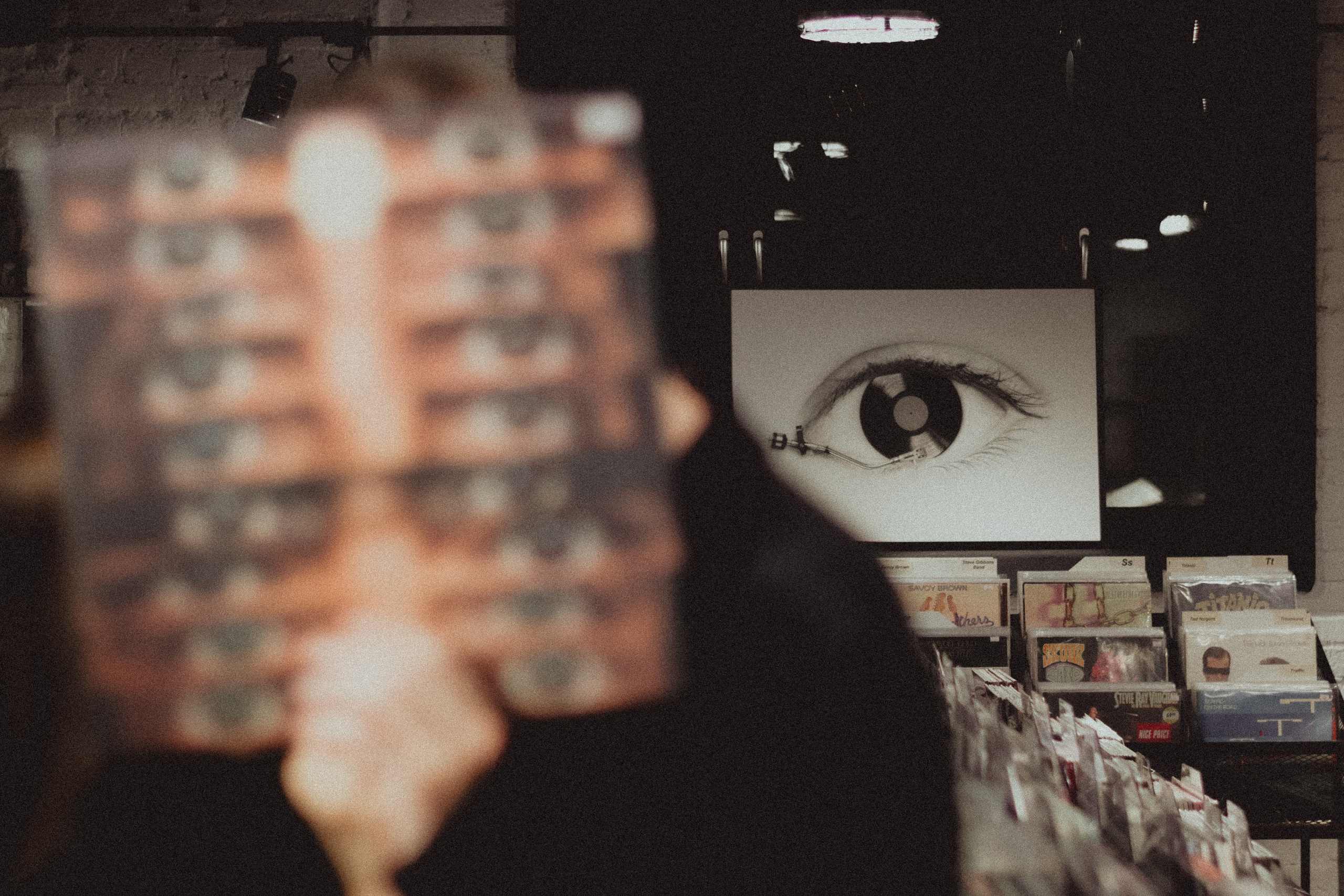 Парная ретро фотосессия в магазине с виниловыми пластинками