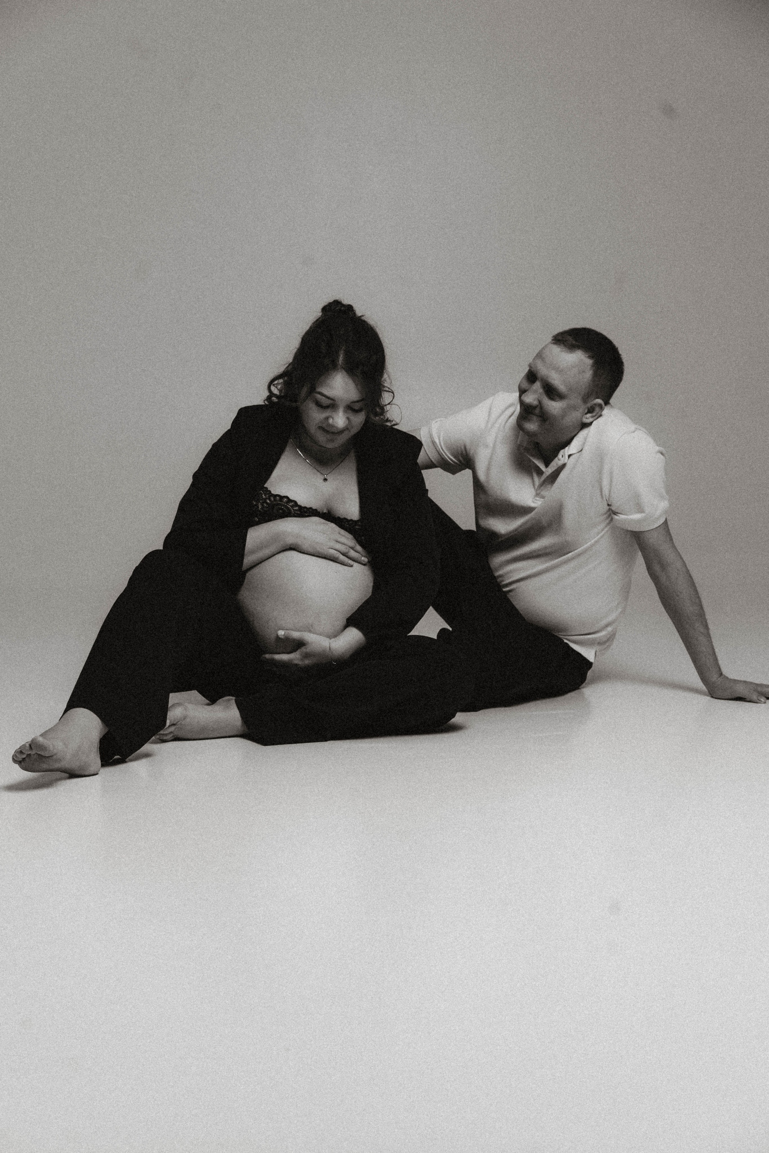 Беременность съемка пары в студии. Фотограф Екатеринбург Кокшарова Александра