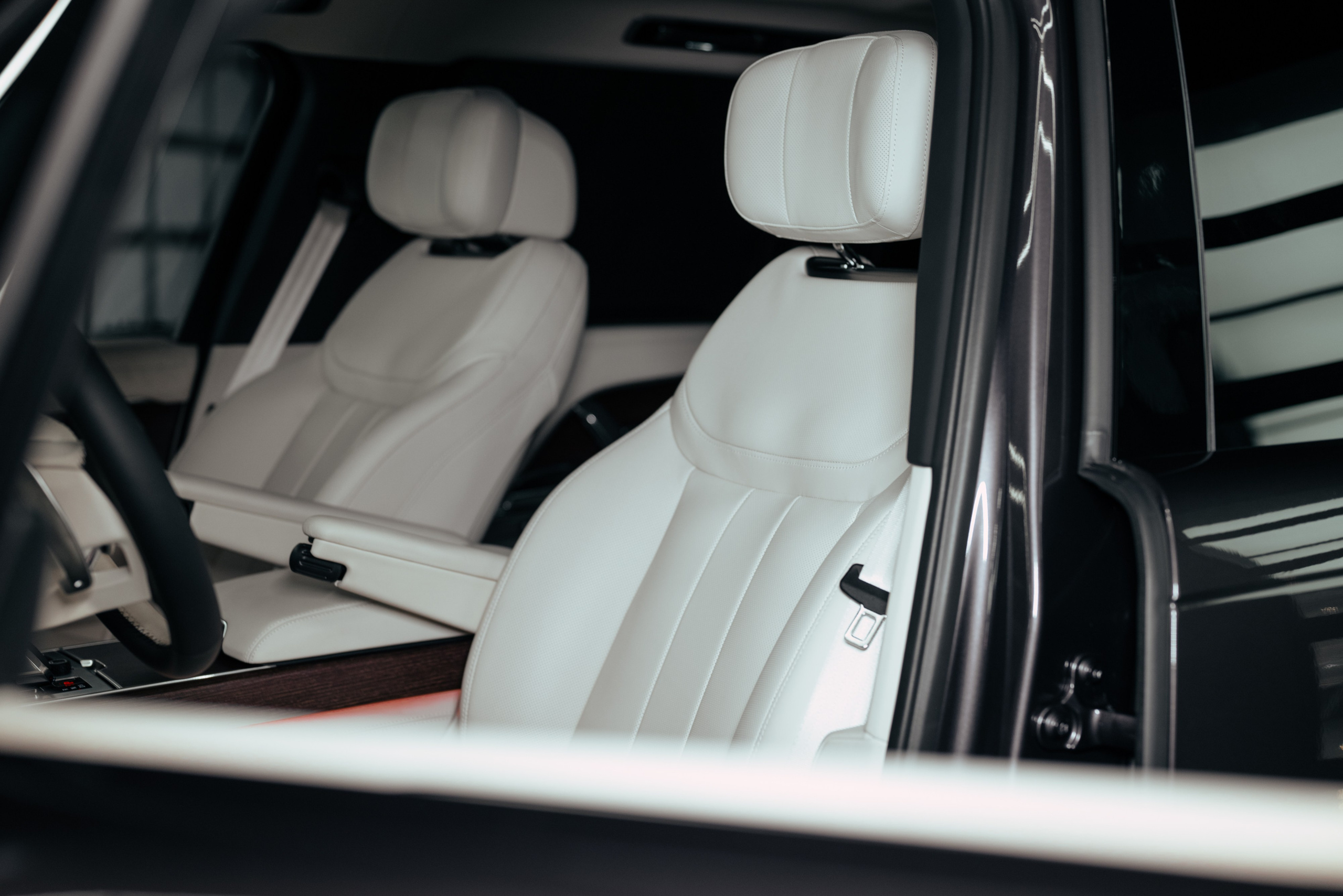 Range Rover long brown on white. DeLorein