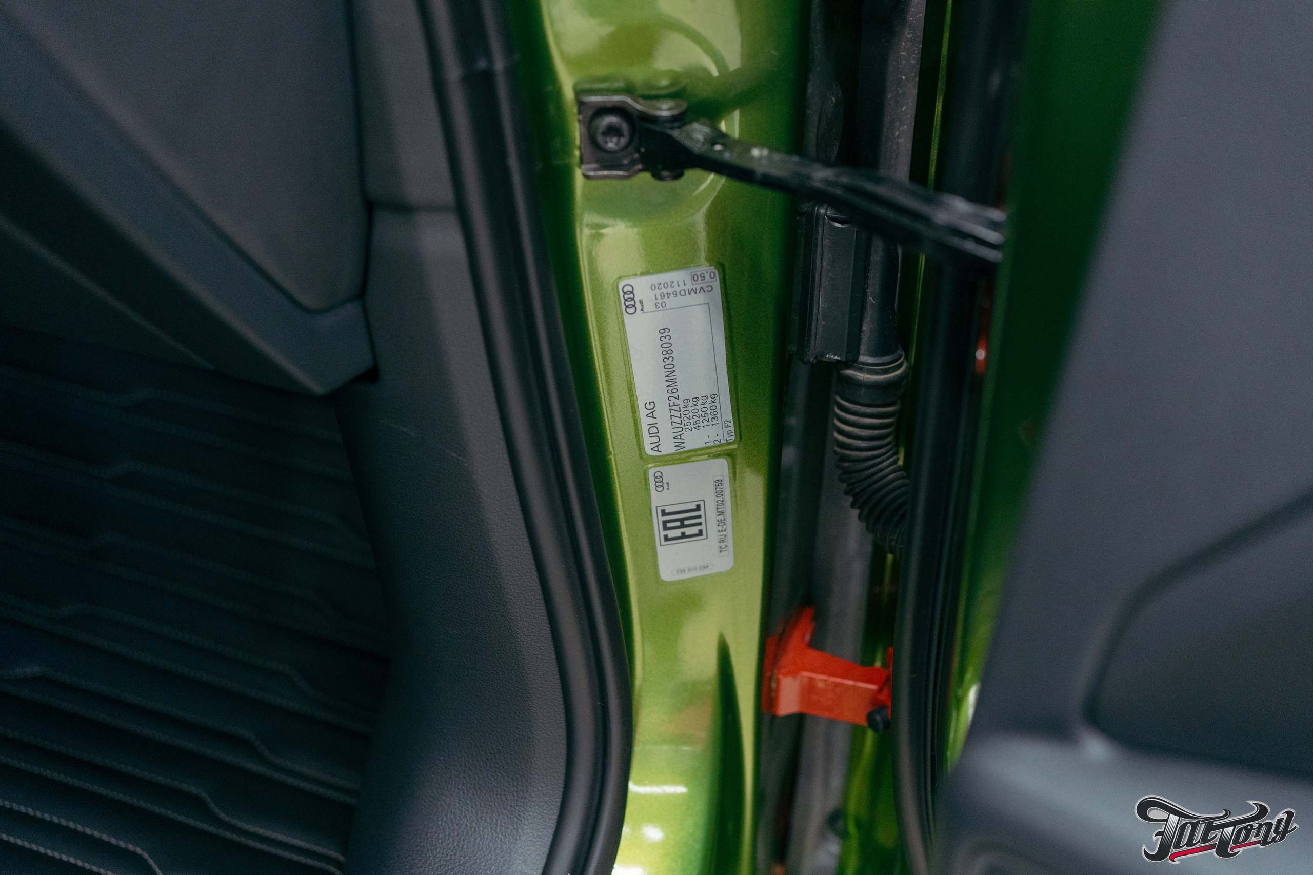 Audi A6 2 раза поменяла цвет, оклейка с проемами в зеленый и преклейка в серый. DeLorein