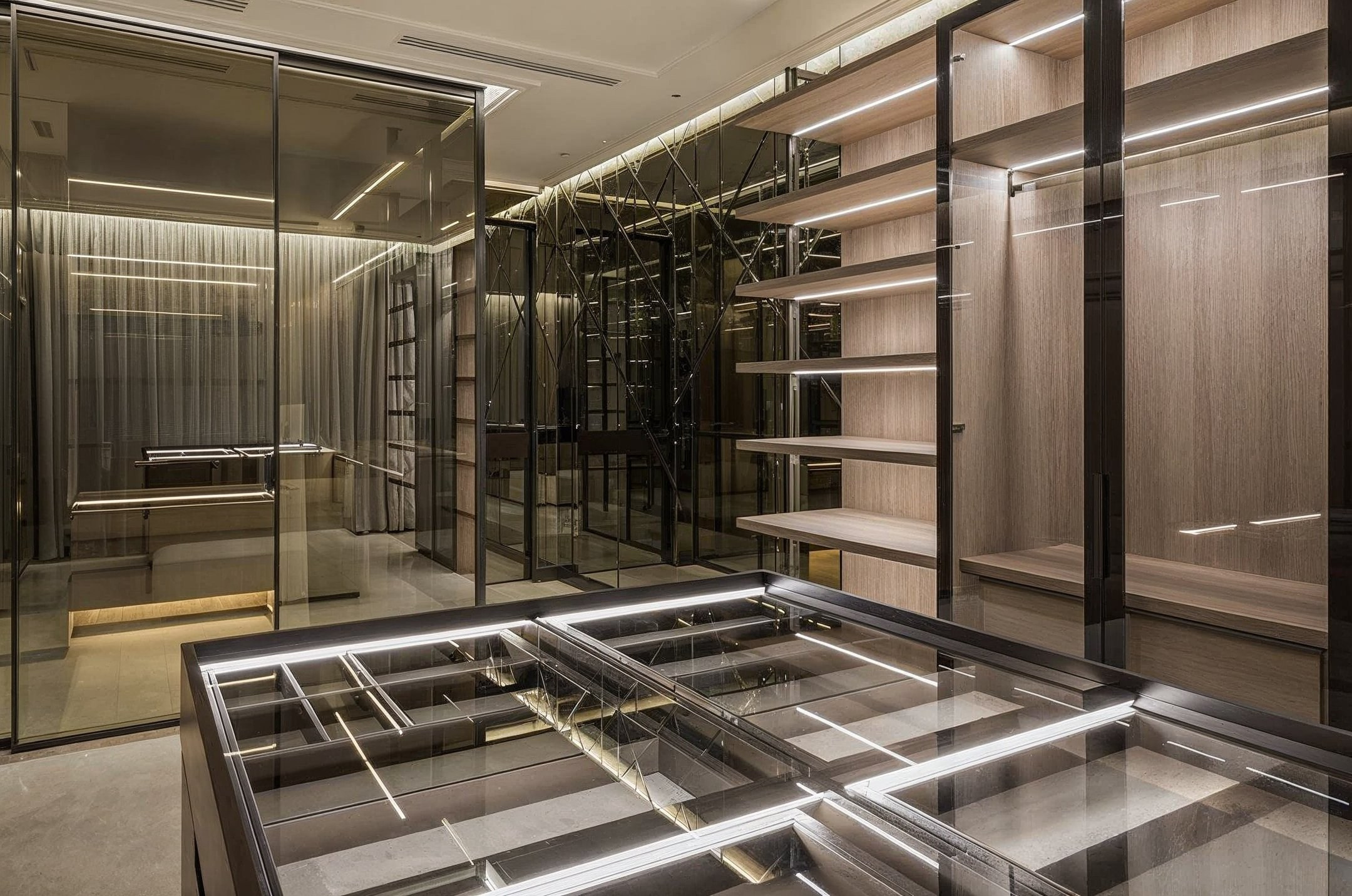 Просторная гардеробная с зеркальными фасадами и подсветкой — интерьер Валерии Котович