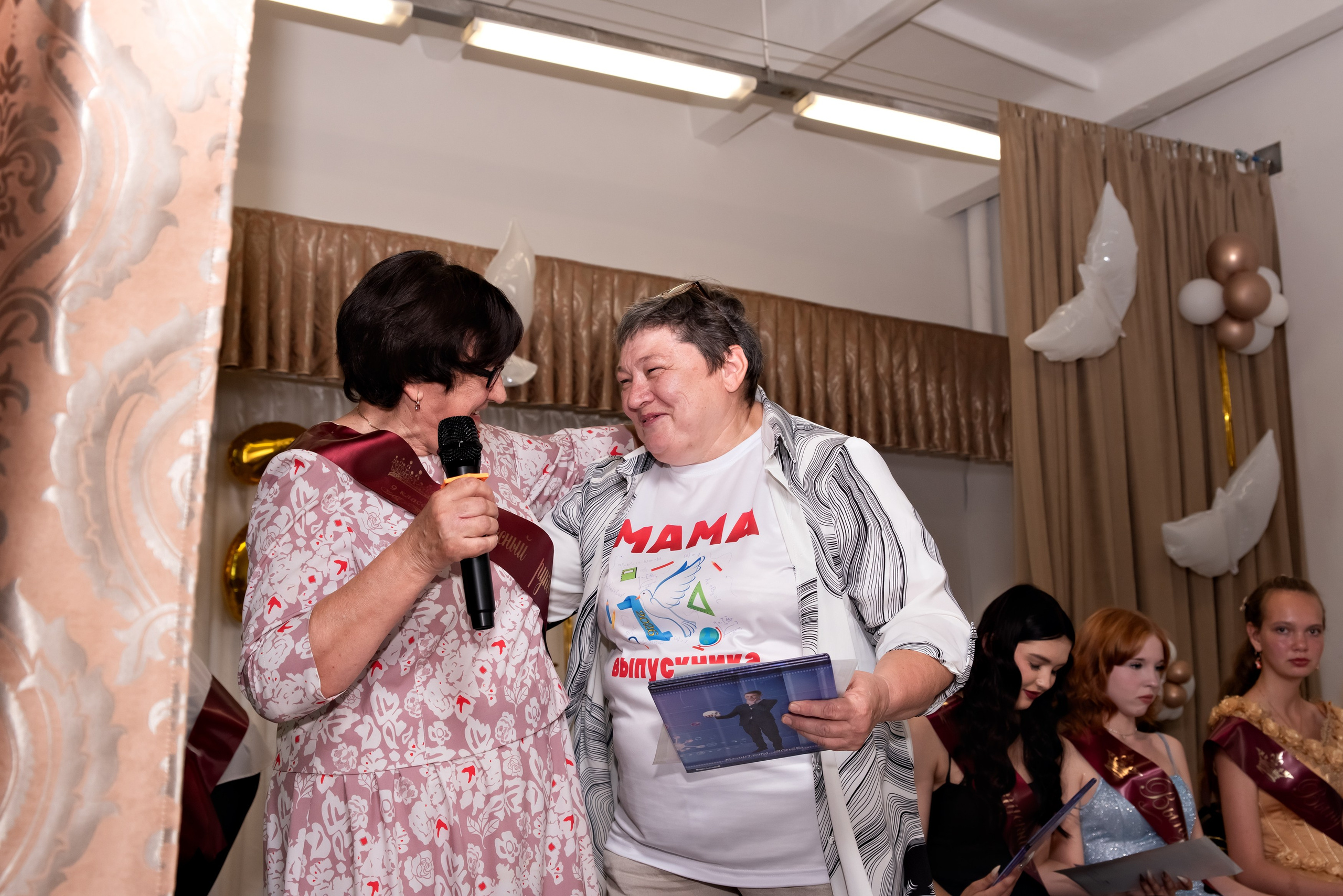 Выпускной школы № 3 вручение аттестатов в актовом зале. Свадебный и семейный фотограф в Кыштыме Челябинске Марина Шигапова