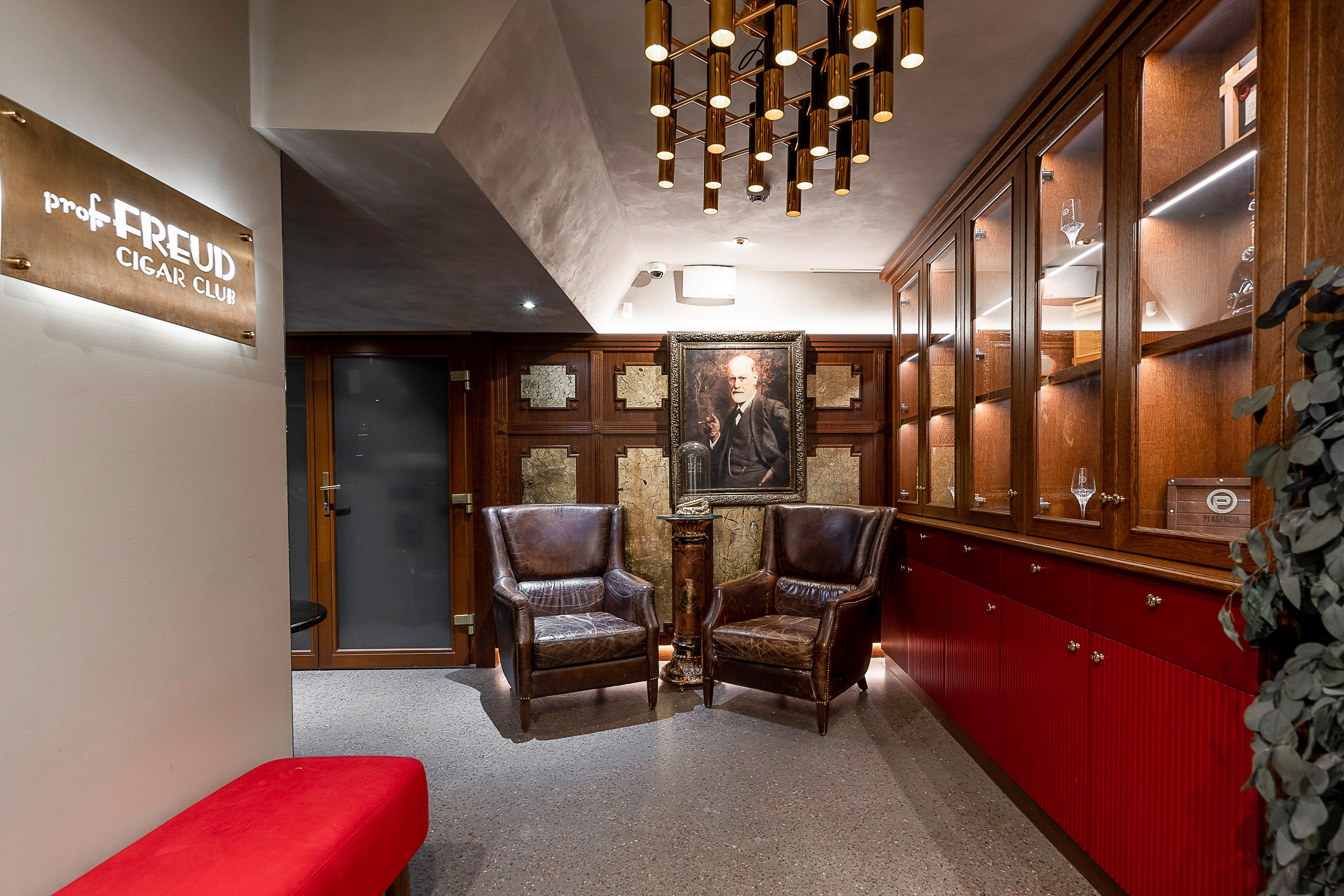 Сигарный клуб Профессор Фрейд. Интерьерный фотограф Мария Моисеева