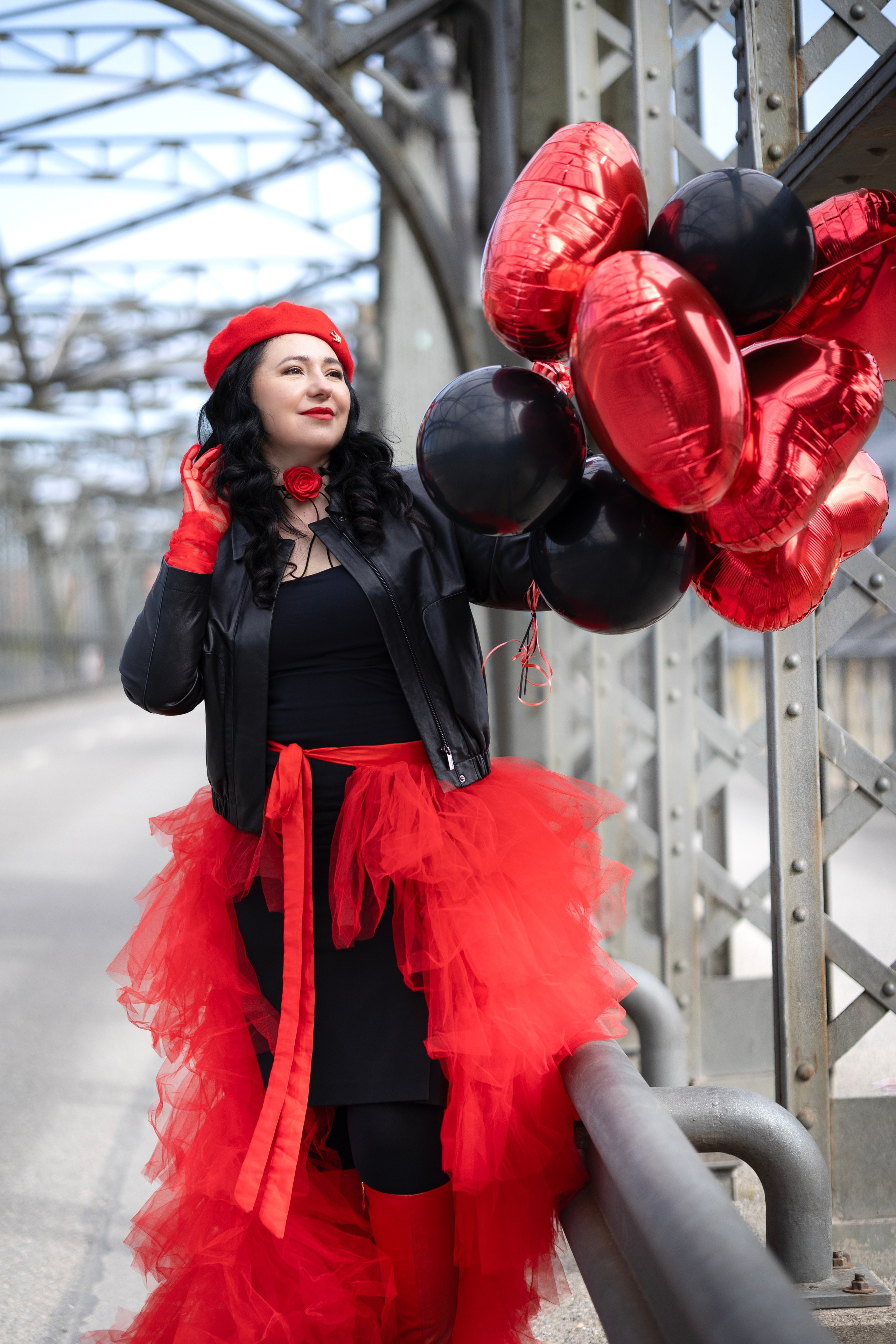 Balloons and red skirt. Photographer in Munich
