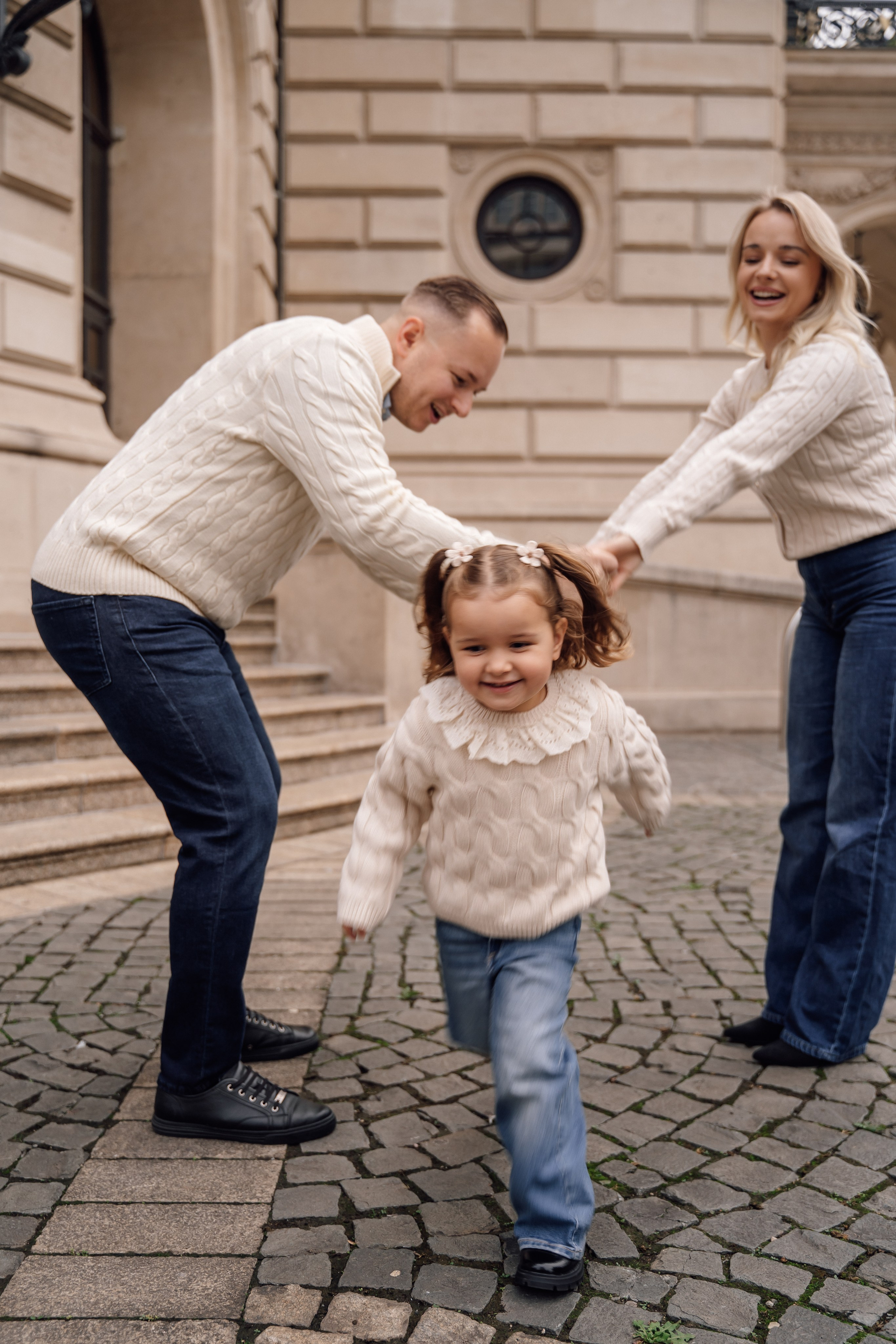 Family at Alte Oper. Анастасия Вайнер — свадебный и портретный фотограф в Германии и по всей Европе