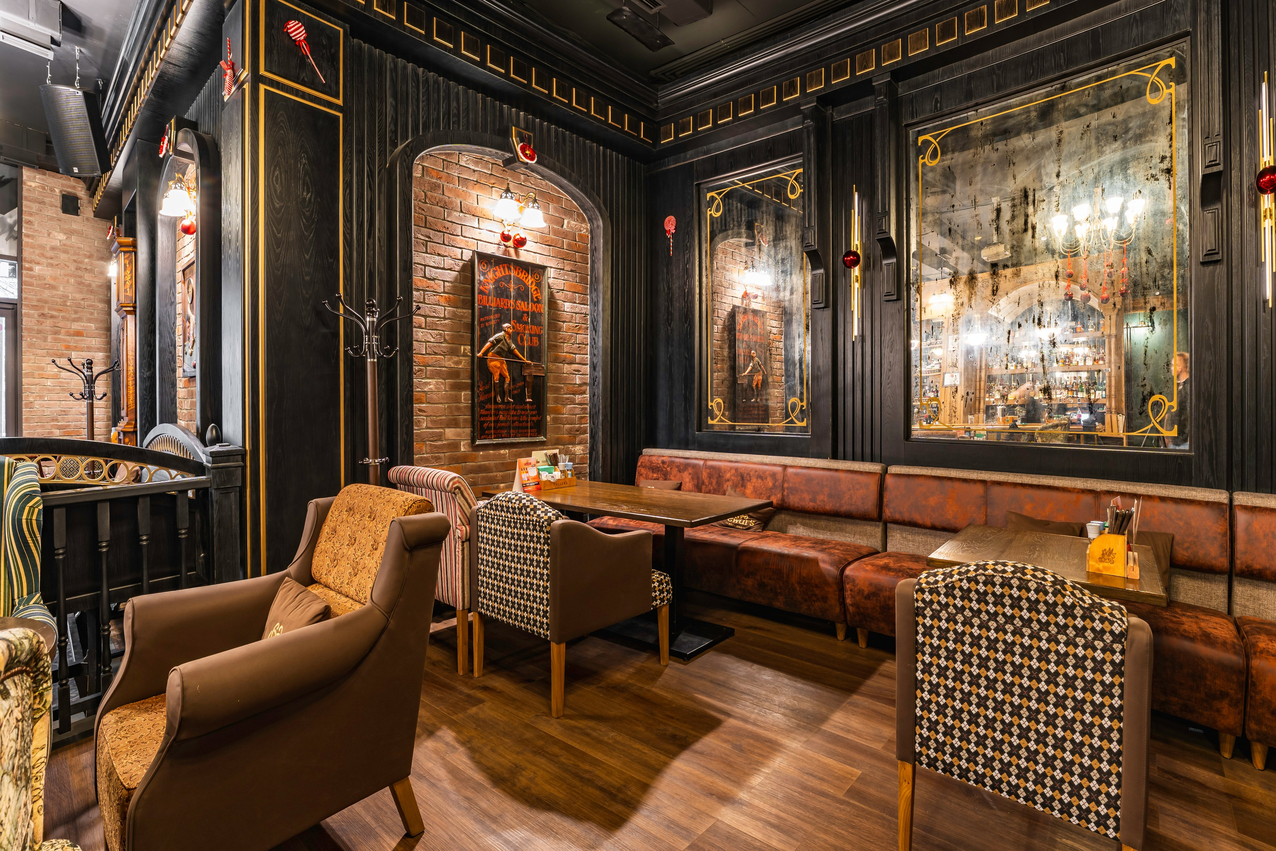 Алматы, Fuller's Izumrud — небольшой уютный паб в тихом районе, декабрь 2025. Интерьерный фотограф Алматы