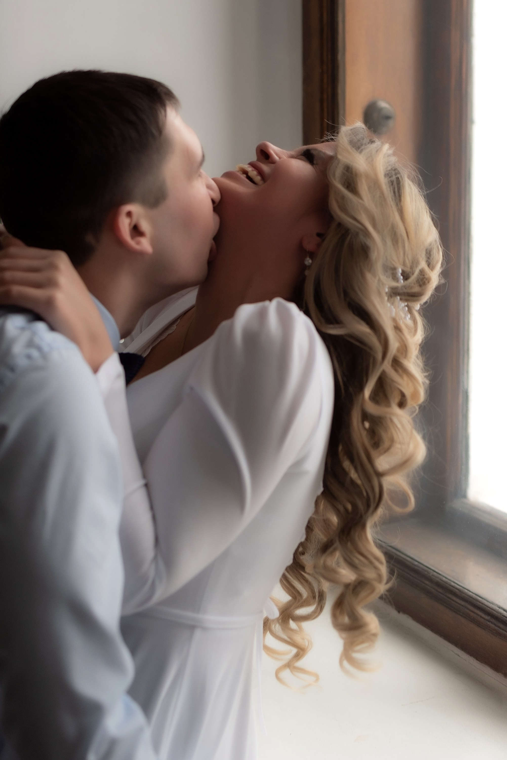 Свадебный фотограф Николай Коляганов запечатлел невесту и жениха в фотостудии 2F Studio