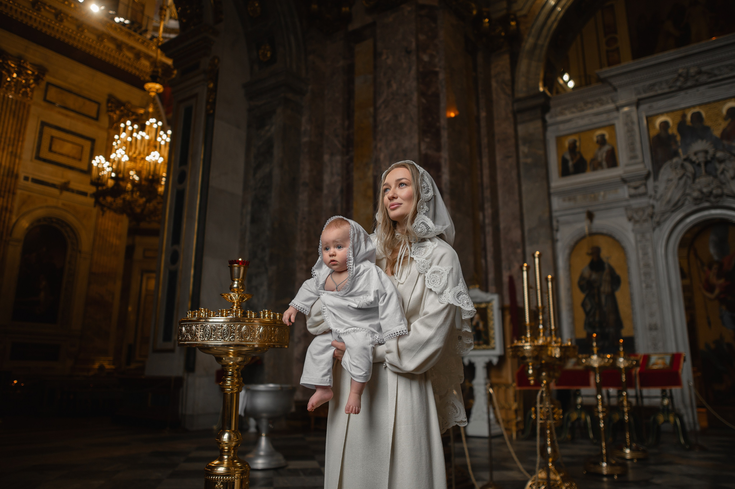 Таинство крещения в Исаакиевском соборе. Фотограф на крещение и венчание, семейный фотограф в Санкт-Петербурге