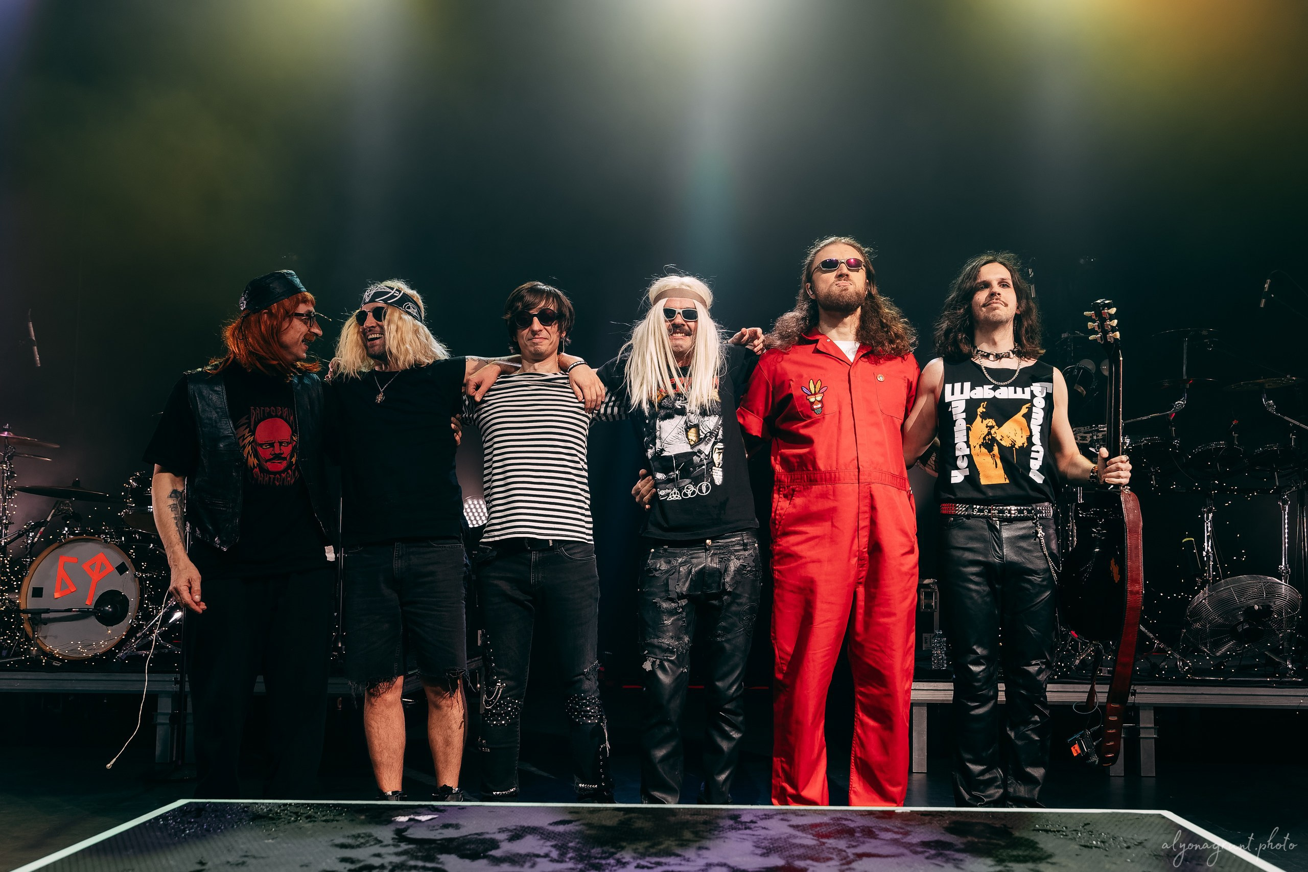 Багровый Фантомас, фоторепортаж, СПб, BASE, 14.12.2025. Алена Адрианова: фотограф в Санкт-Петербурге