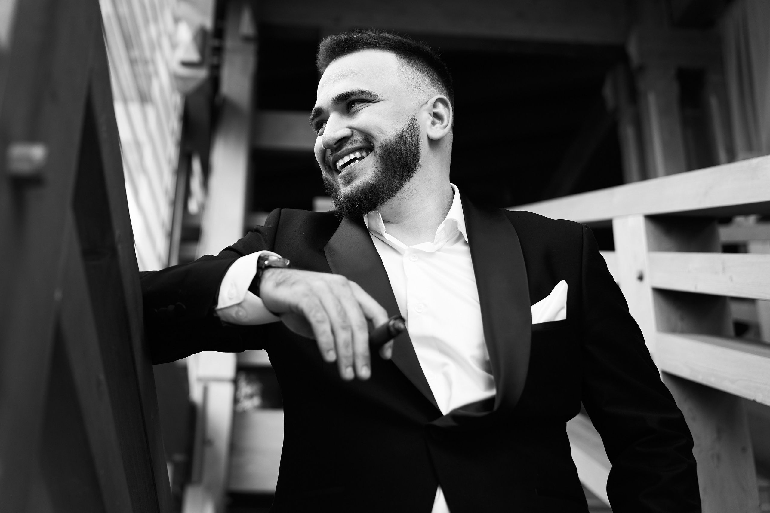 Черно-белый стильный портрет жениха с бородой