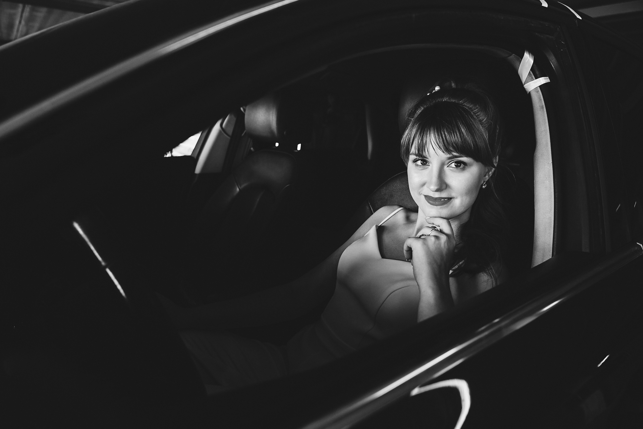 Невеста в автомобиле