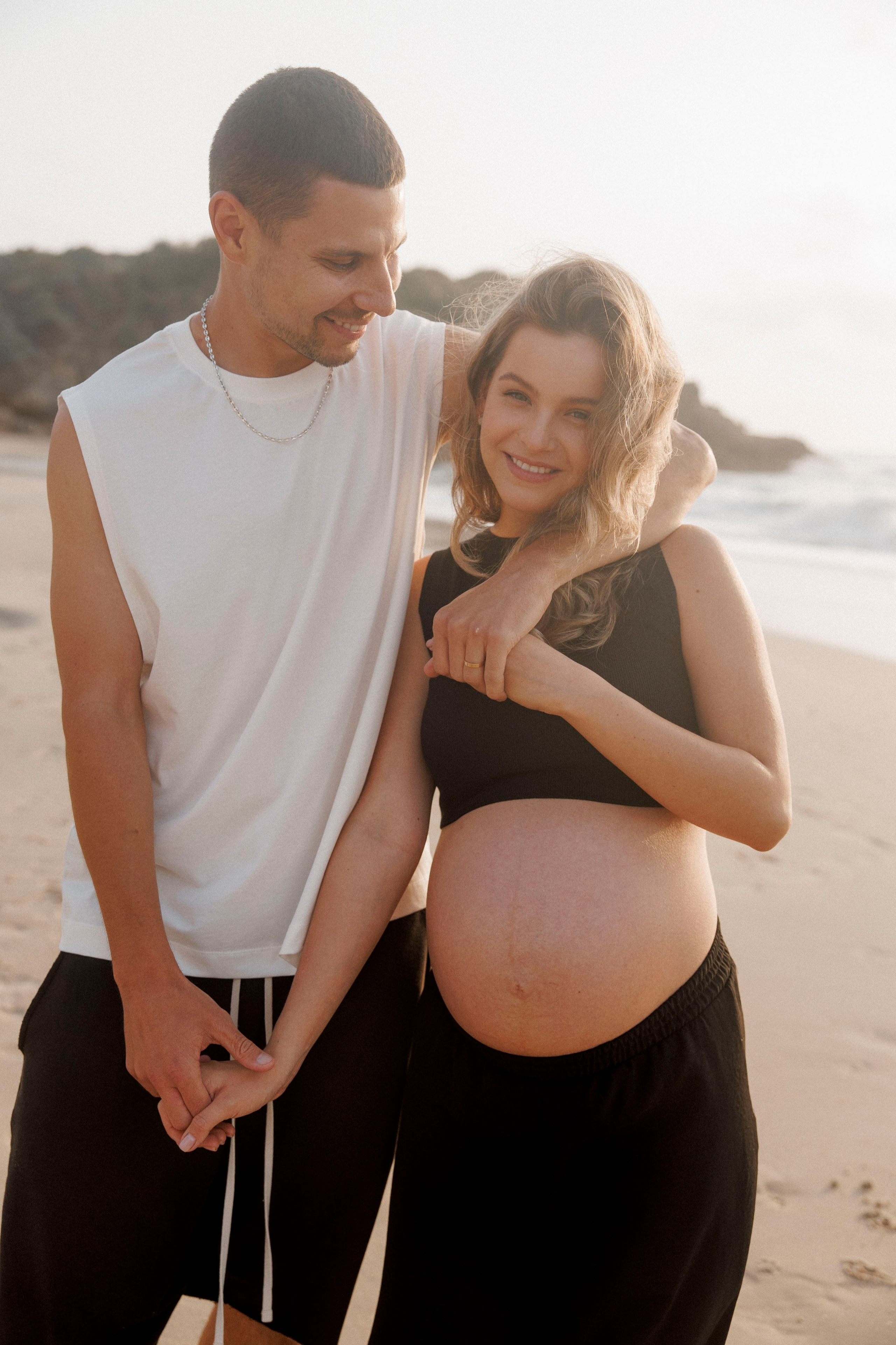 Pregnancy photoshoot near the sea (cloudy weather). Главная