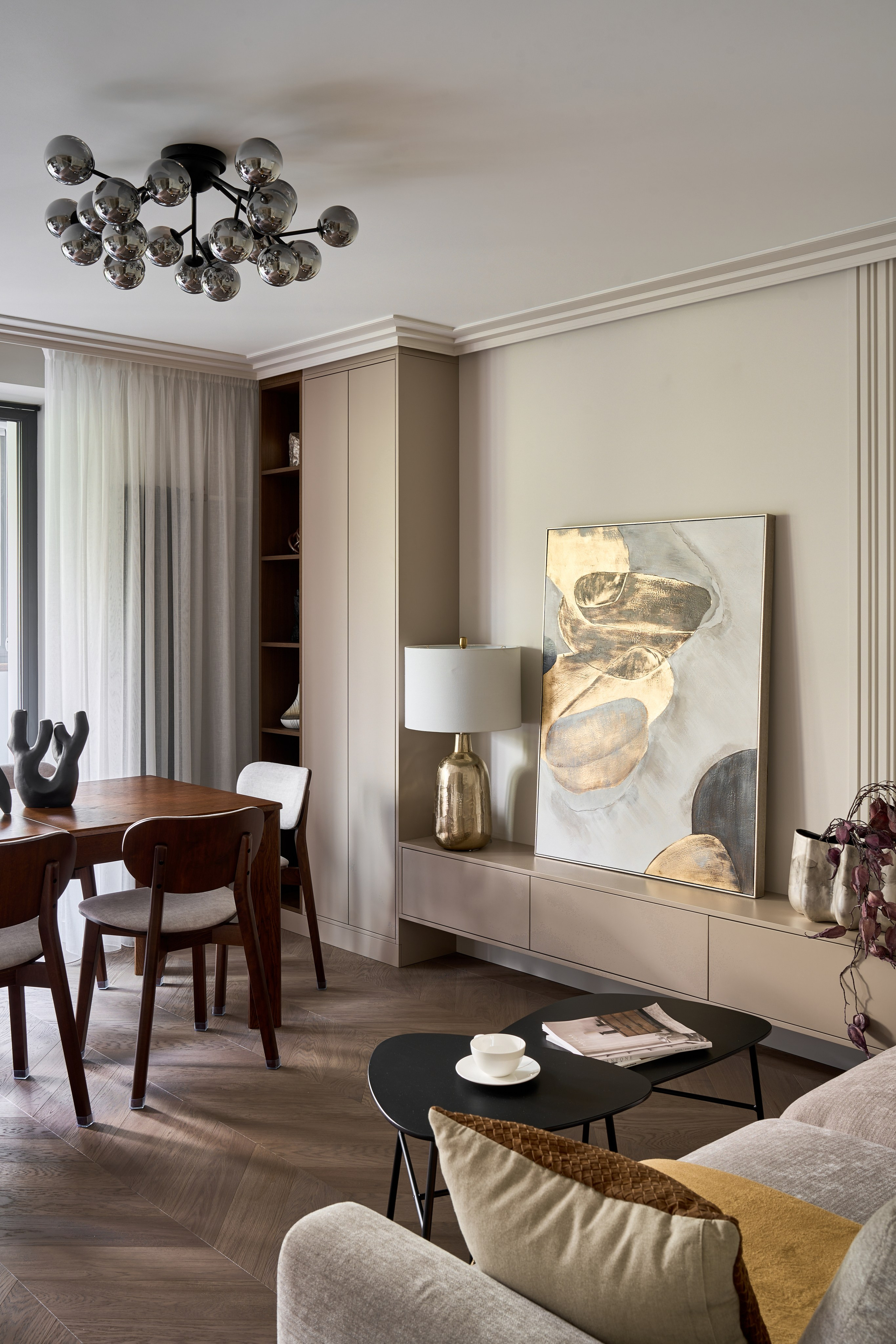 гостиная в светлых бежевых оттенках современный интерьер квартиры