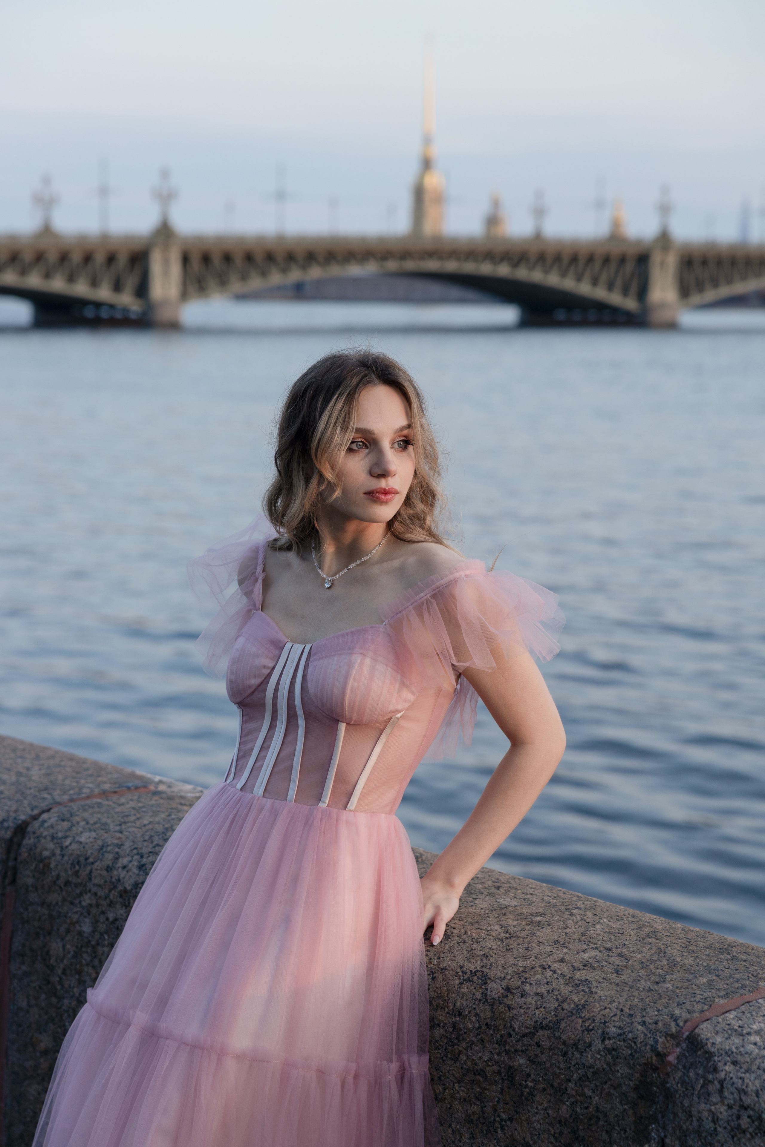 Фотопрогулка на фоне разведенных мостов. Белые ночи Питера. Фотограф в Санкт-Петербурге Вагнер Юлия