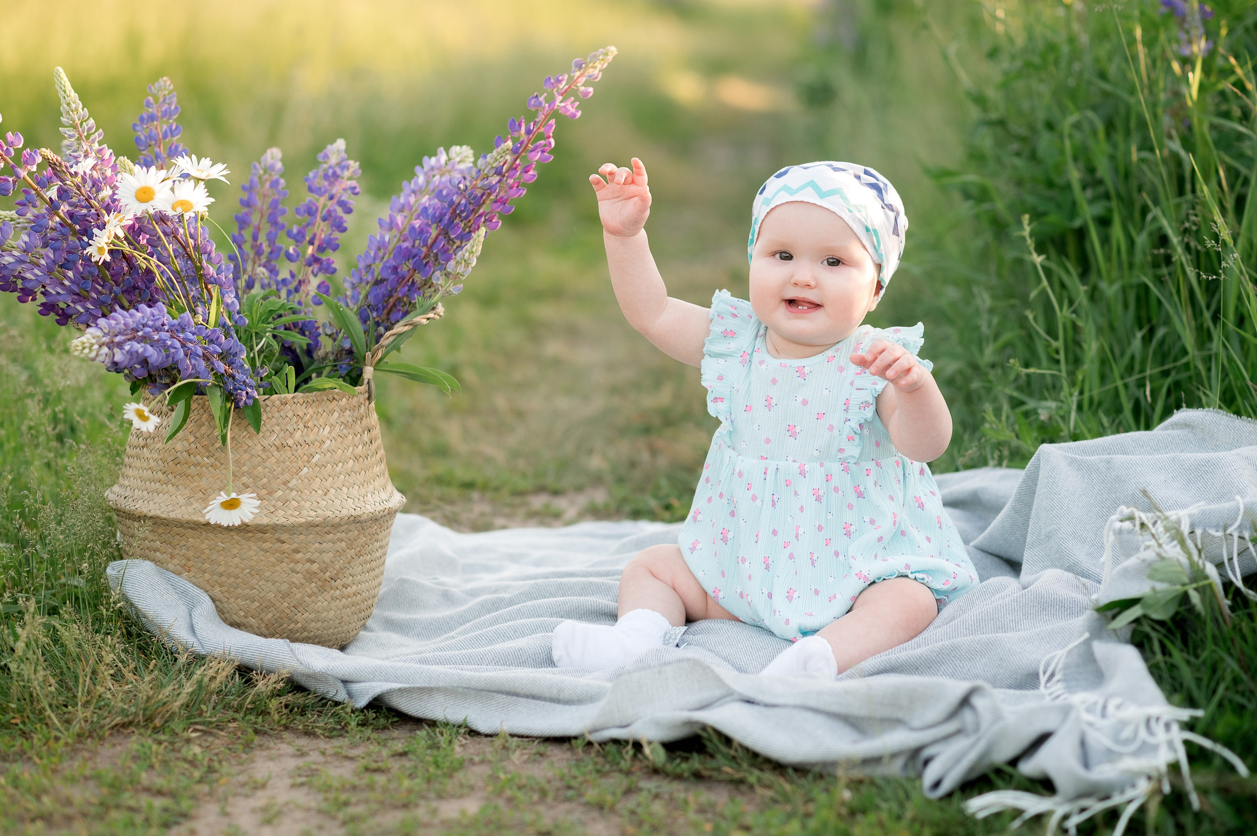 Уличная летняя фотосессия мамы и малышки в люпиновом поле