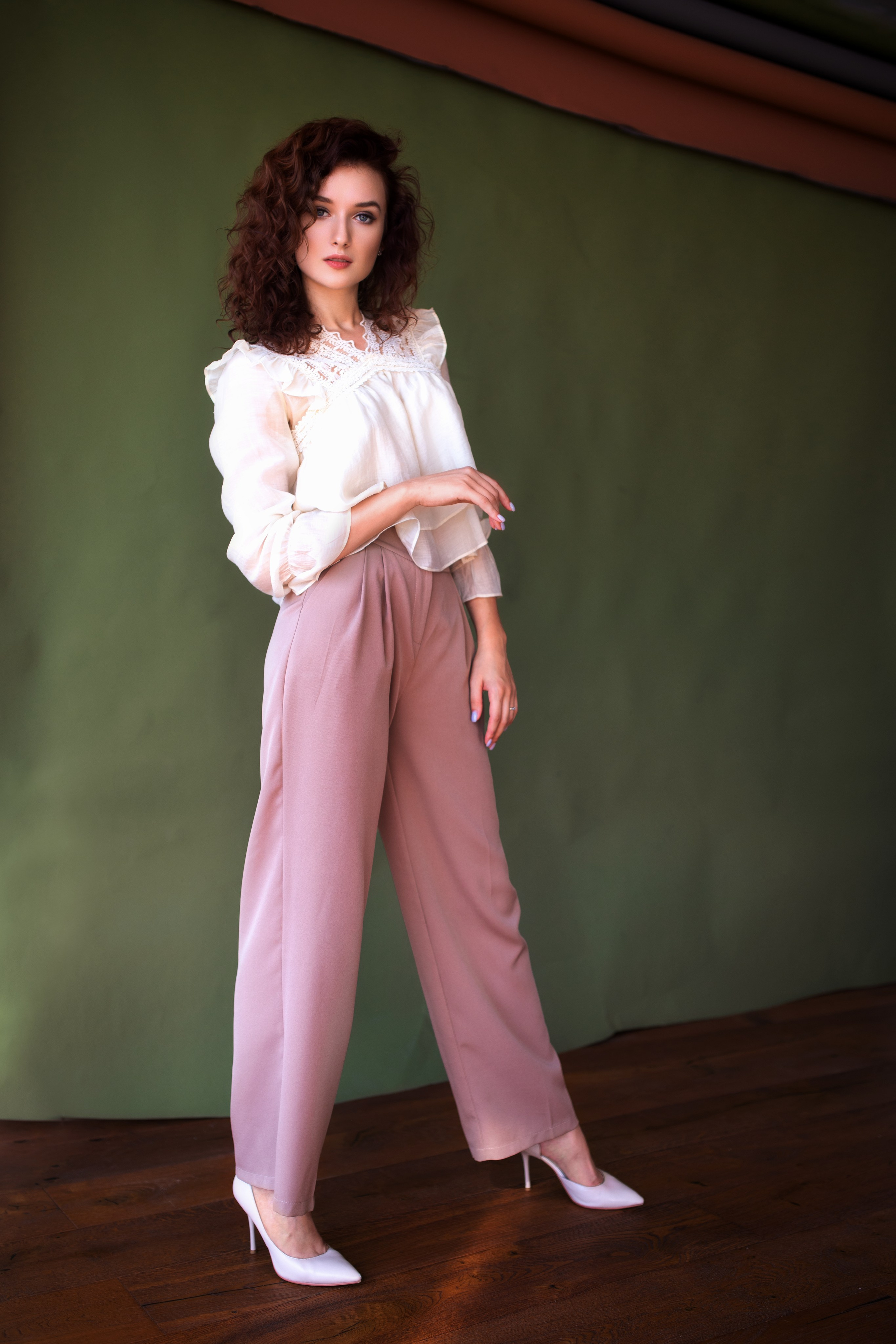 Фотосет с Анастасией в студии с минимальным интерьером в формате для «себя»