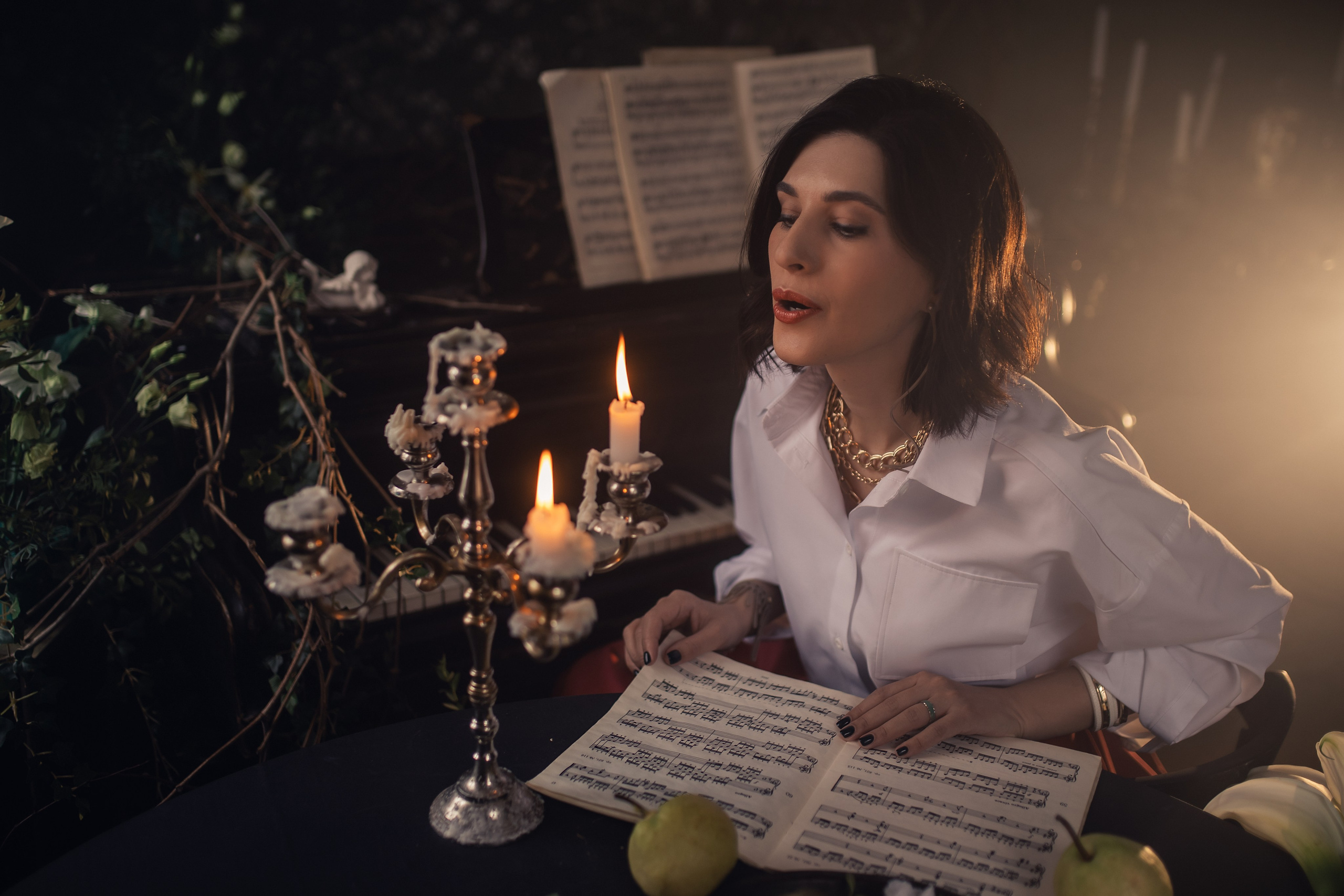 Ольга в комнате с роялем. Фотограф в Москве Наталья Спиридонова