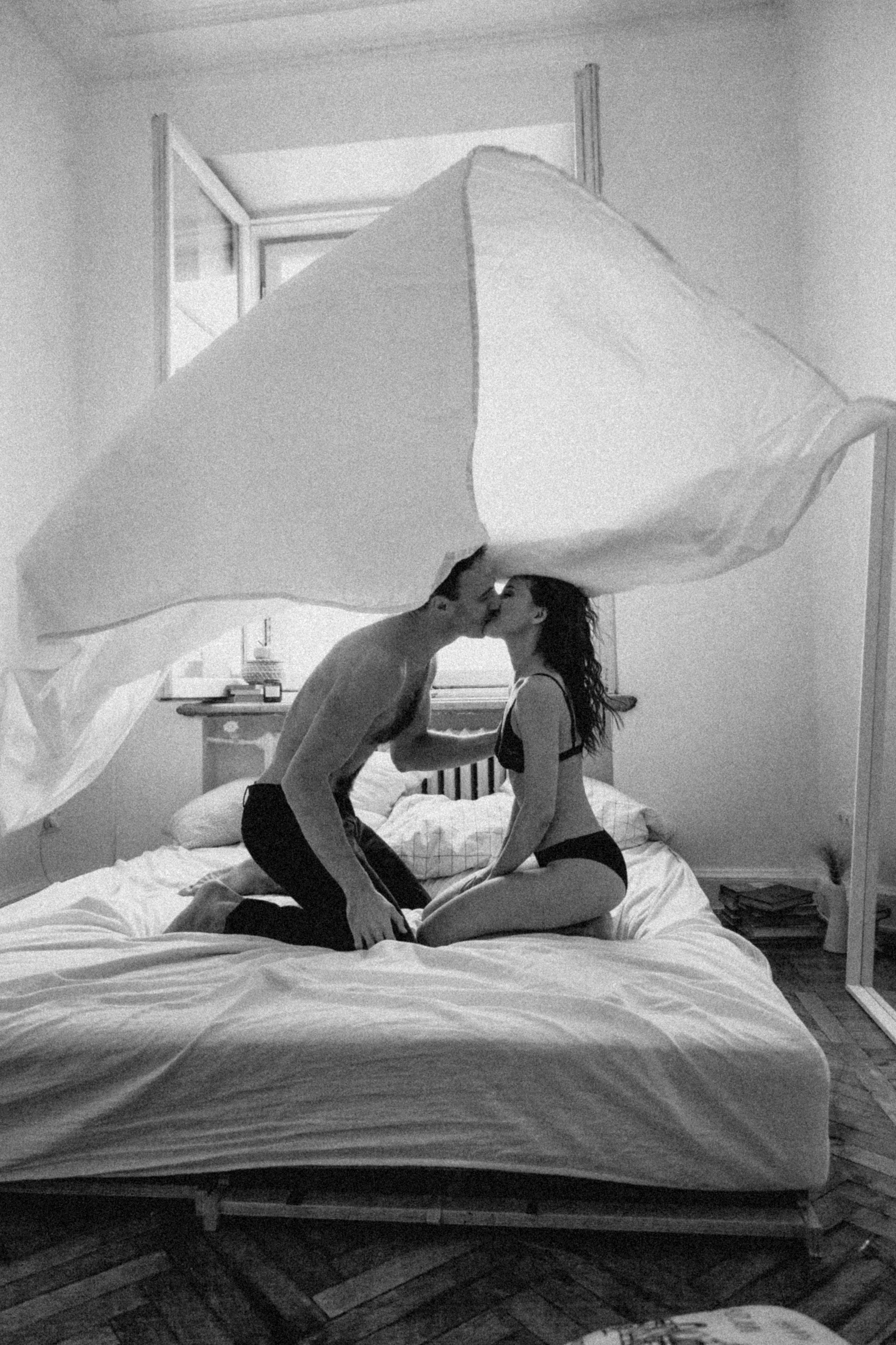 пара в спальне