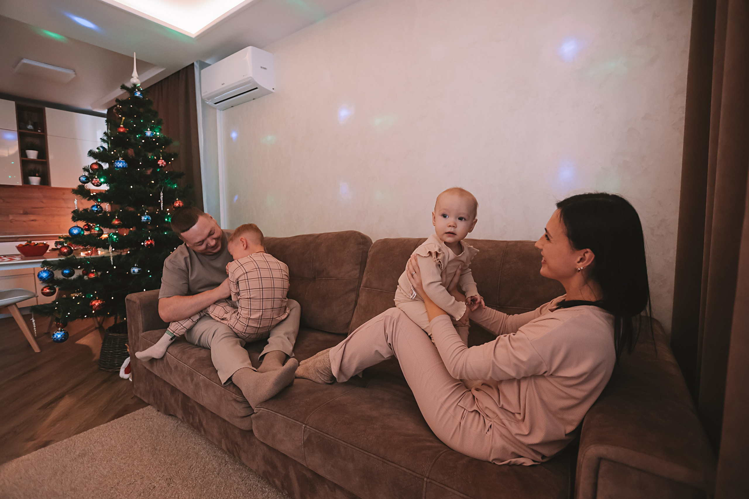 Дома. Семейный фотограф Тюмень, фотограф на роды Салмина Мария