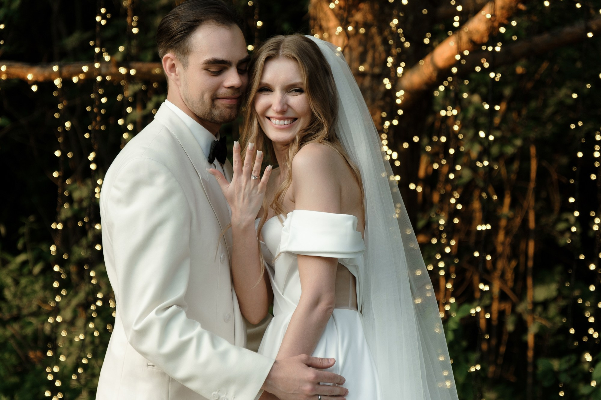 Черно-белая свадьба с вечерней церемонией под деревом. Свадебный фотограф Элли Федосеева