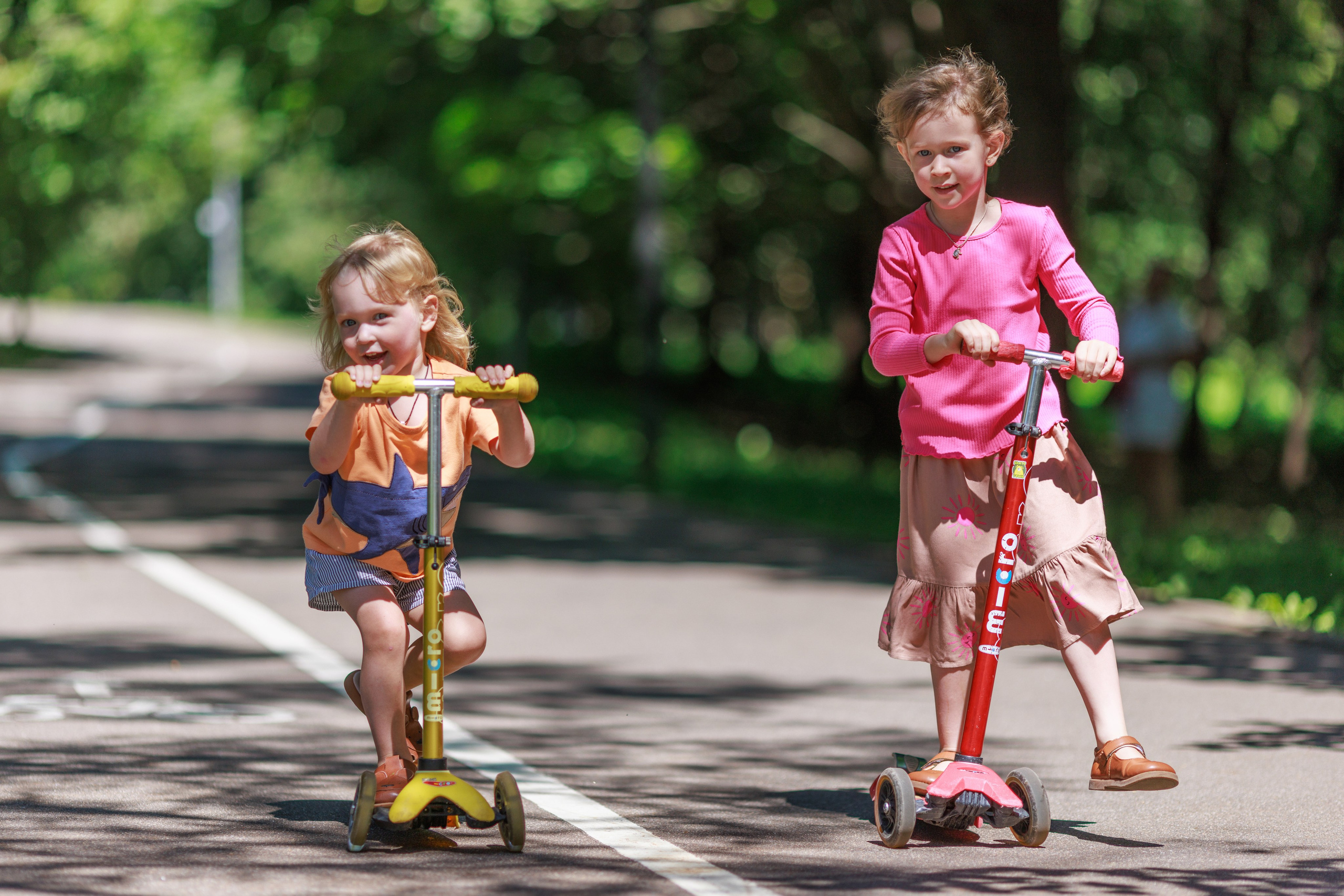 Фотосессия для детей на прогулке с самокатами в парке Олимпийской деревни