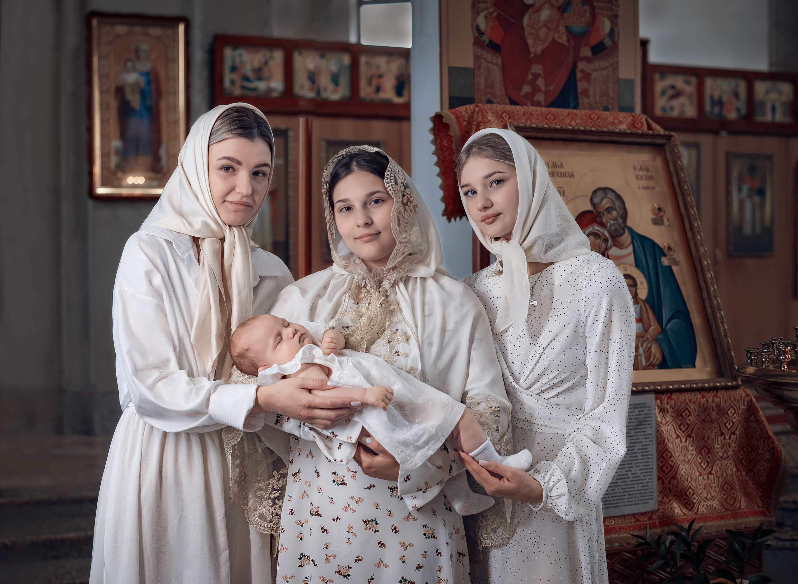 Крещение Василисы в храме исповедников и новомучеников Российских. Фотографы крещения/венчания  Красноярск Татьяна и Вячеслав Переваловы