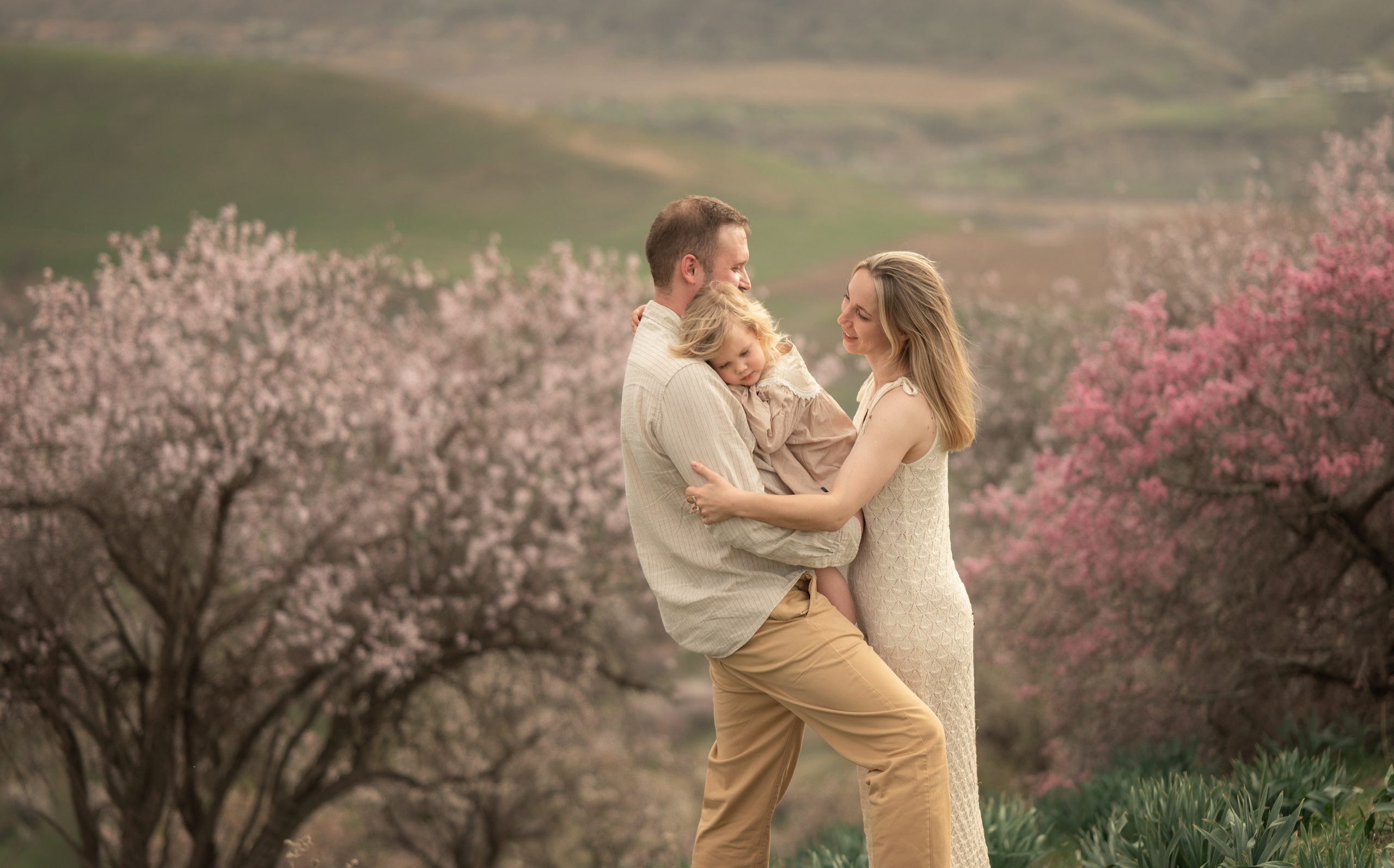 В цветущих садах миндаля…. Детский и семейный фотограф