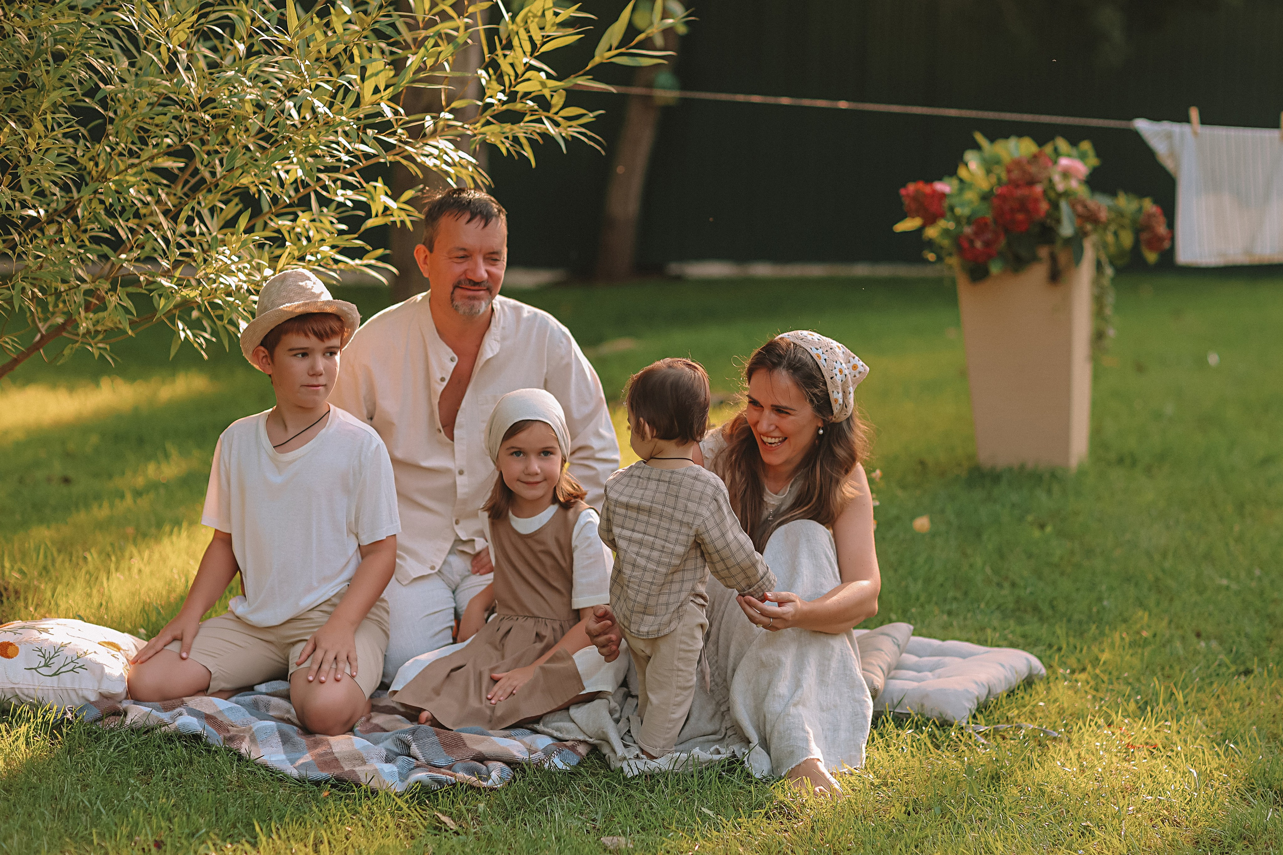 Стирка у дома. Семейный фотограф Тюмень, фотограф на роды Салмина Мария