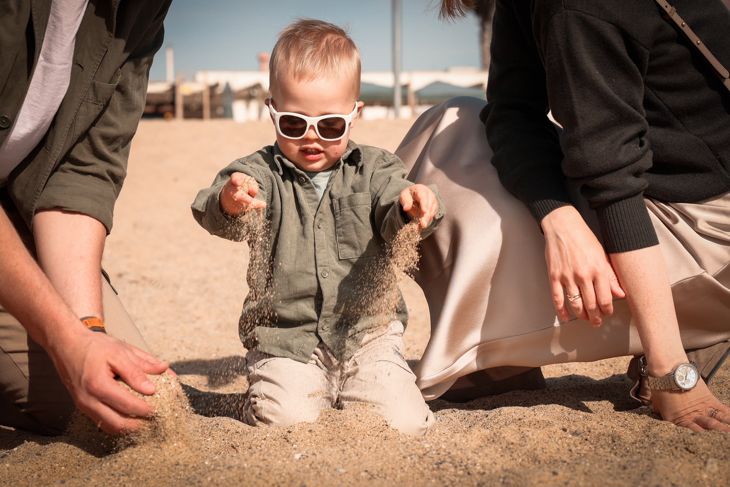 Seashore with a toddler. Natalia Zhuravleva|family, newborn, maternity photographer in Barcelona