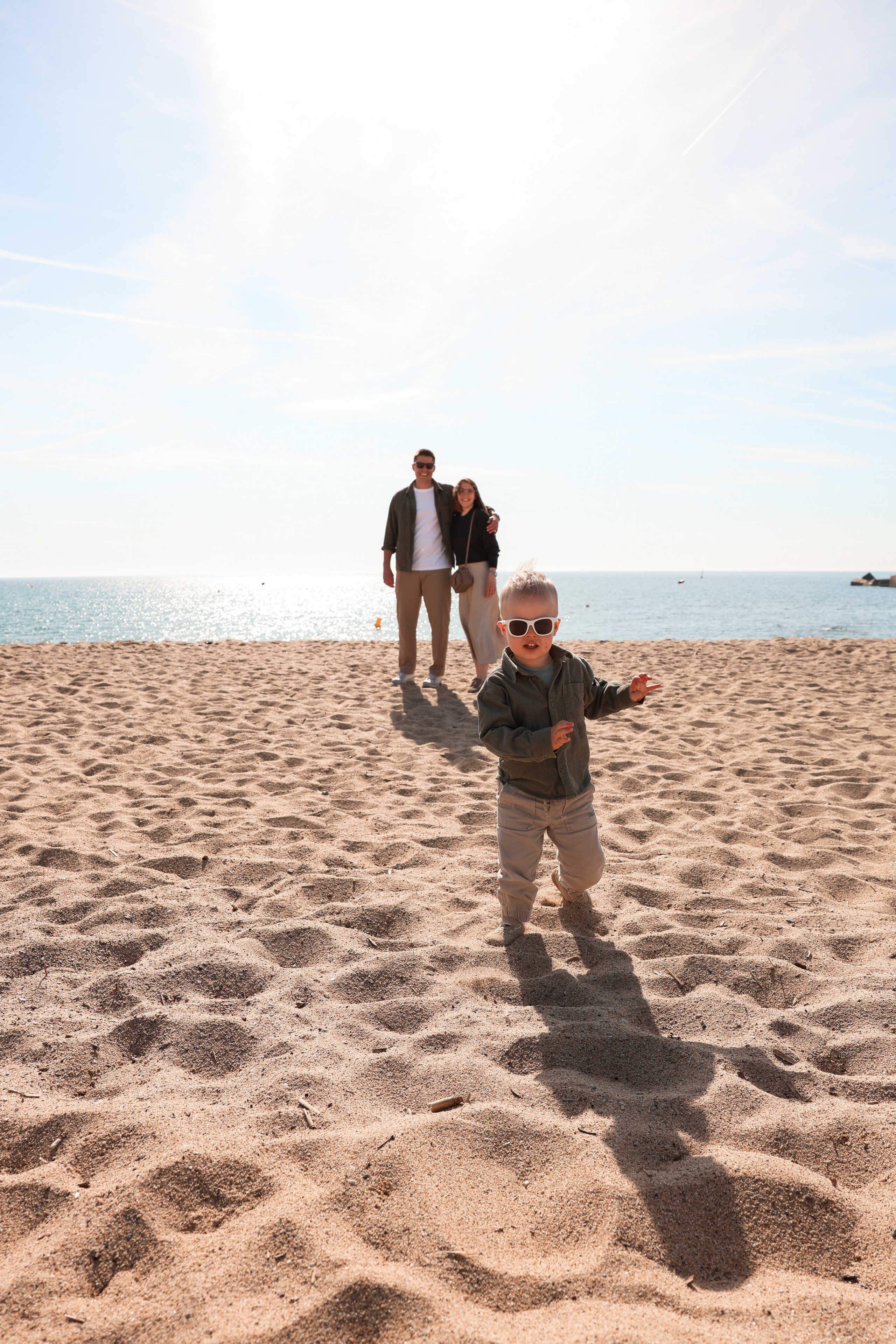 Seashore with a toddler. Natalia Zhuravleva|family, newborn, maternity photographer in Barcelona
