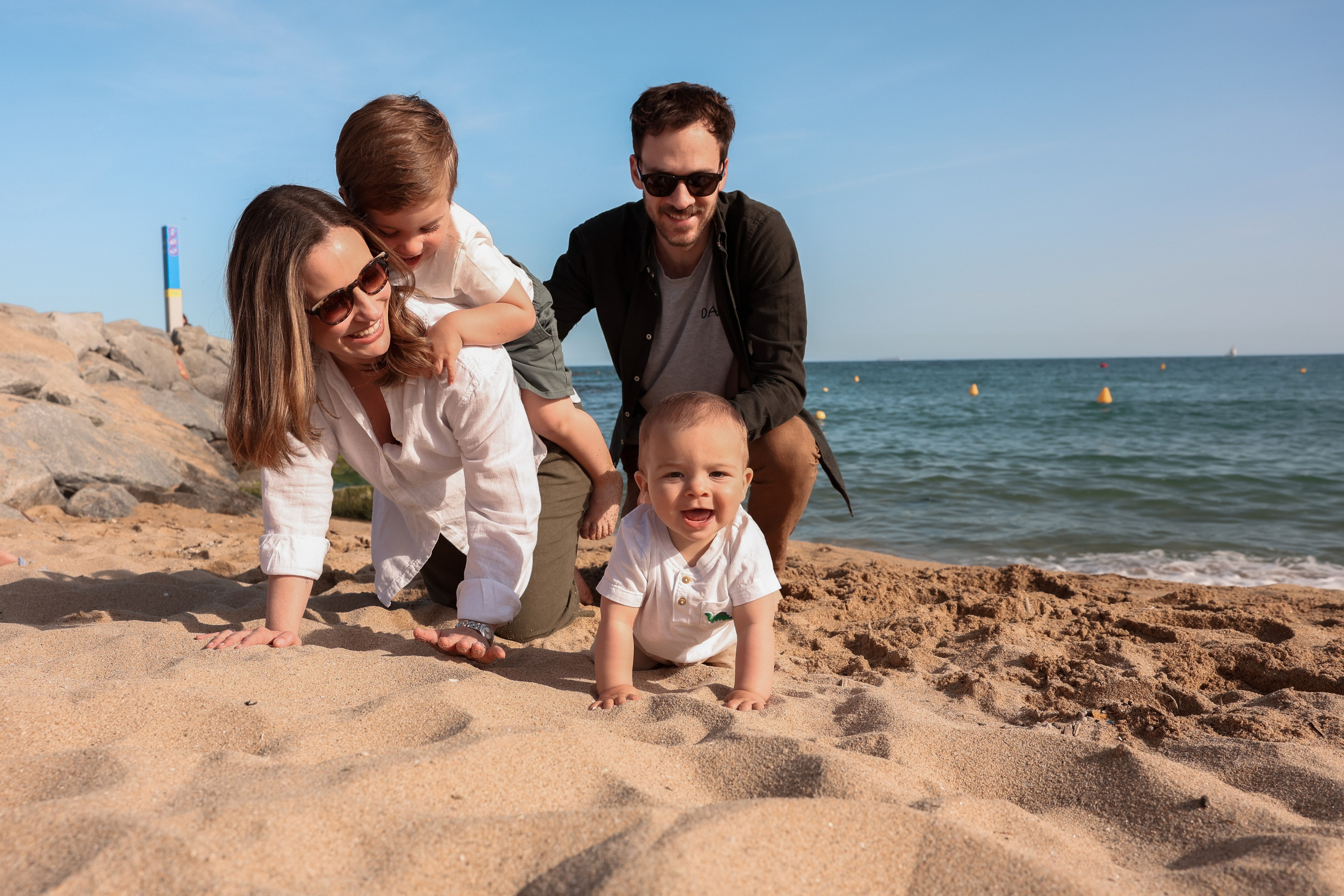 Family pizza at the sea. Natalia Zhuravleva|family, newborn, maternity photographer in Barcelona