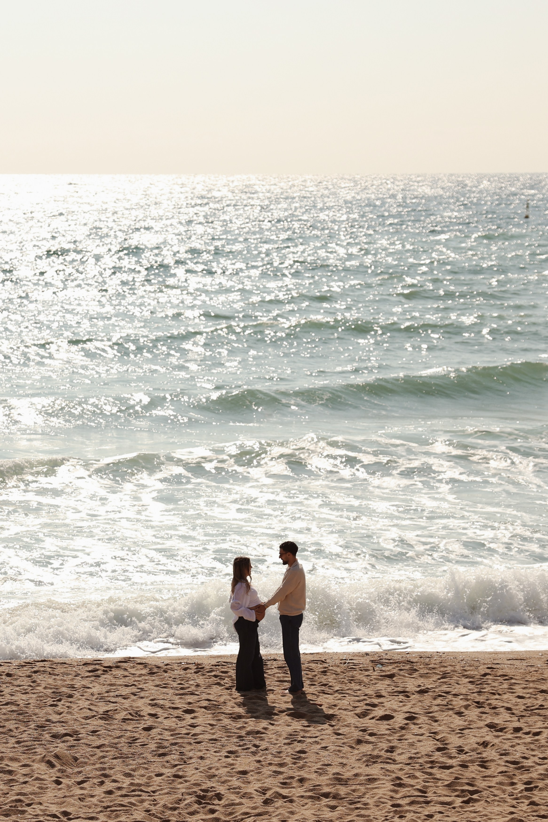 Sunny morning at the sea. Natalia Zhuravleva|family, newborn, maternity photographer in Barcelona