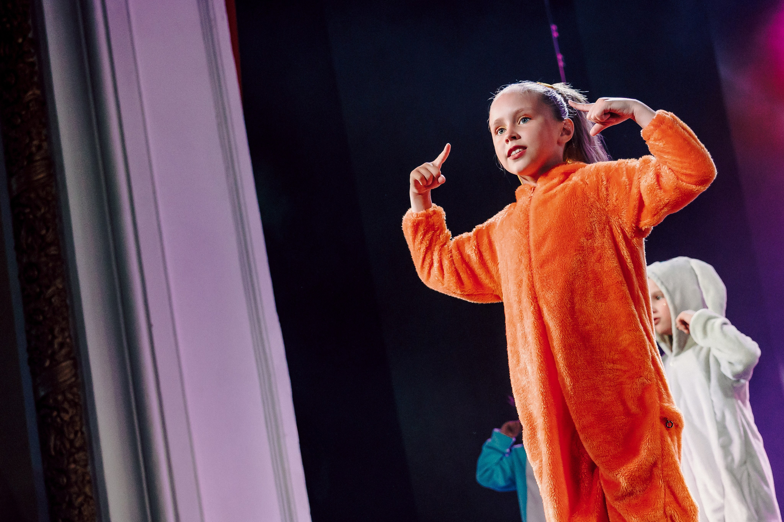 Отчётный концерт танцевальной школы «Red Rabbits» 2025. Лёшка Варзегов — фотограф