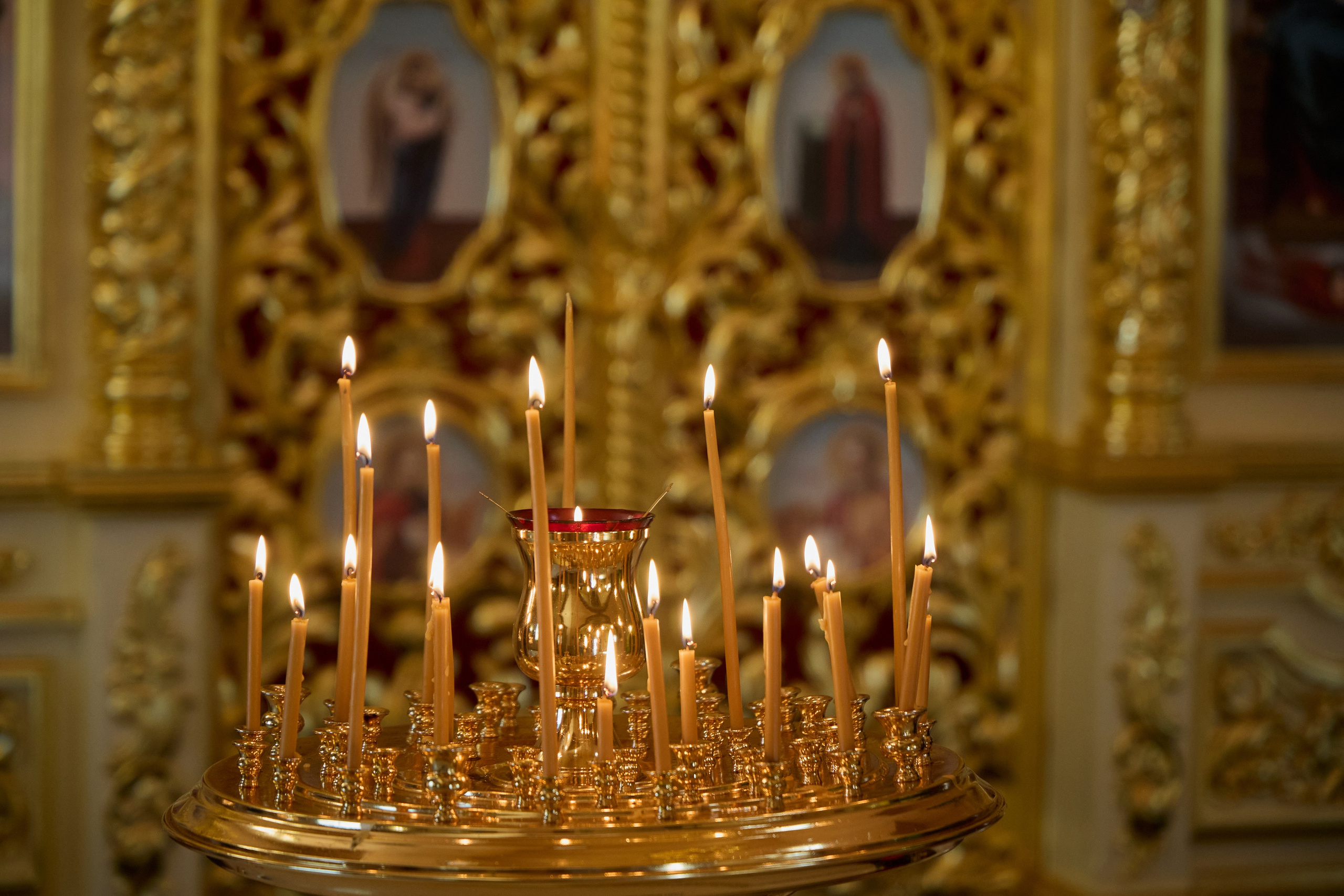 церковь горят свечи