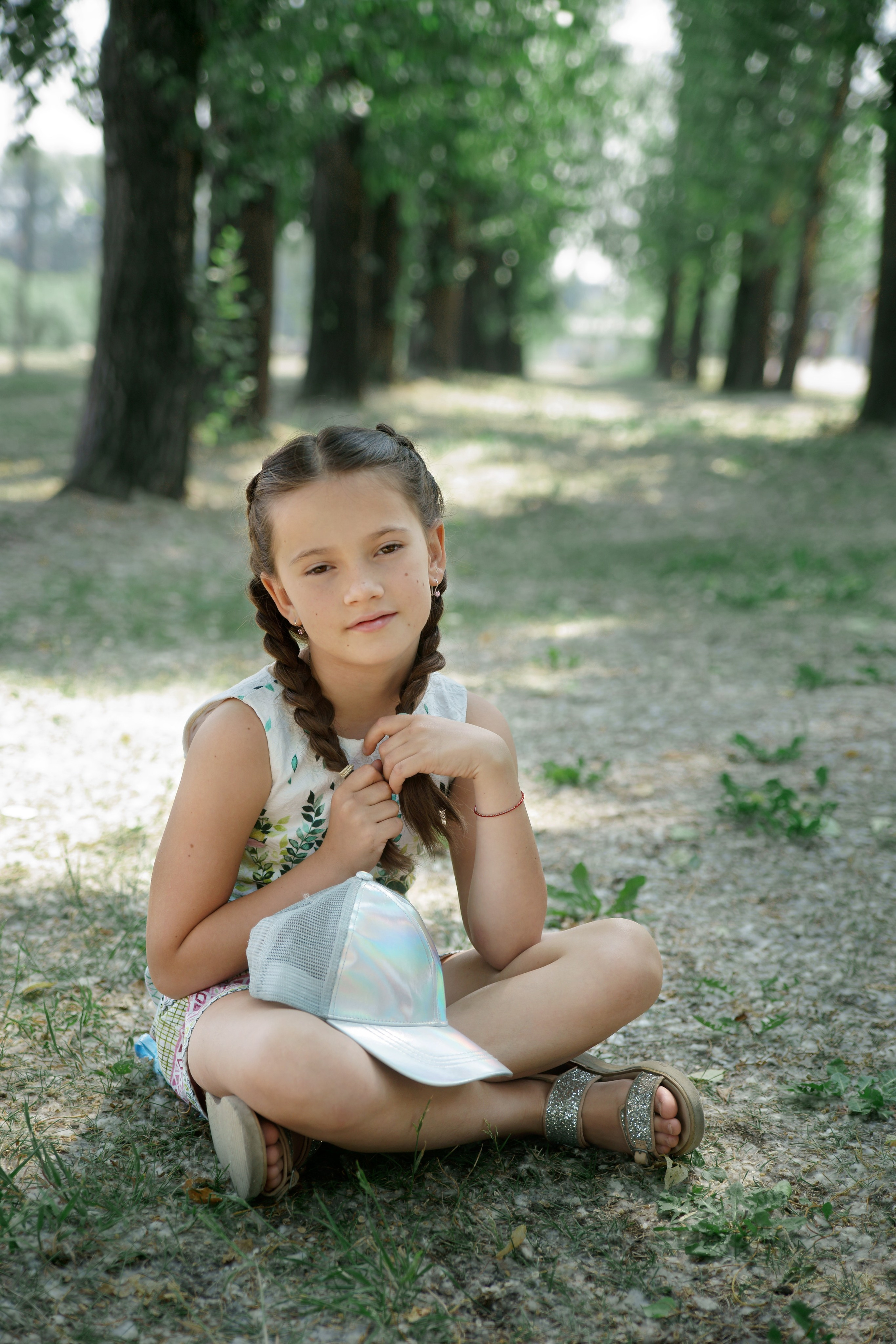 Детская фотосессия летом - девочка сидя на траве