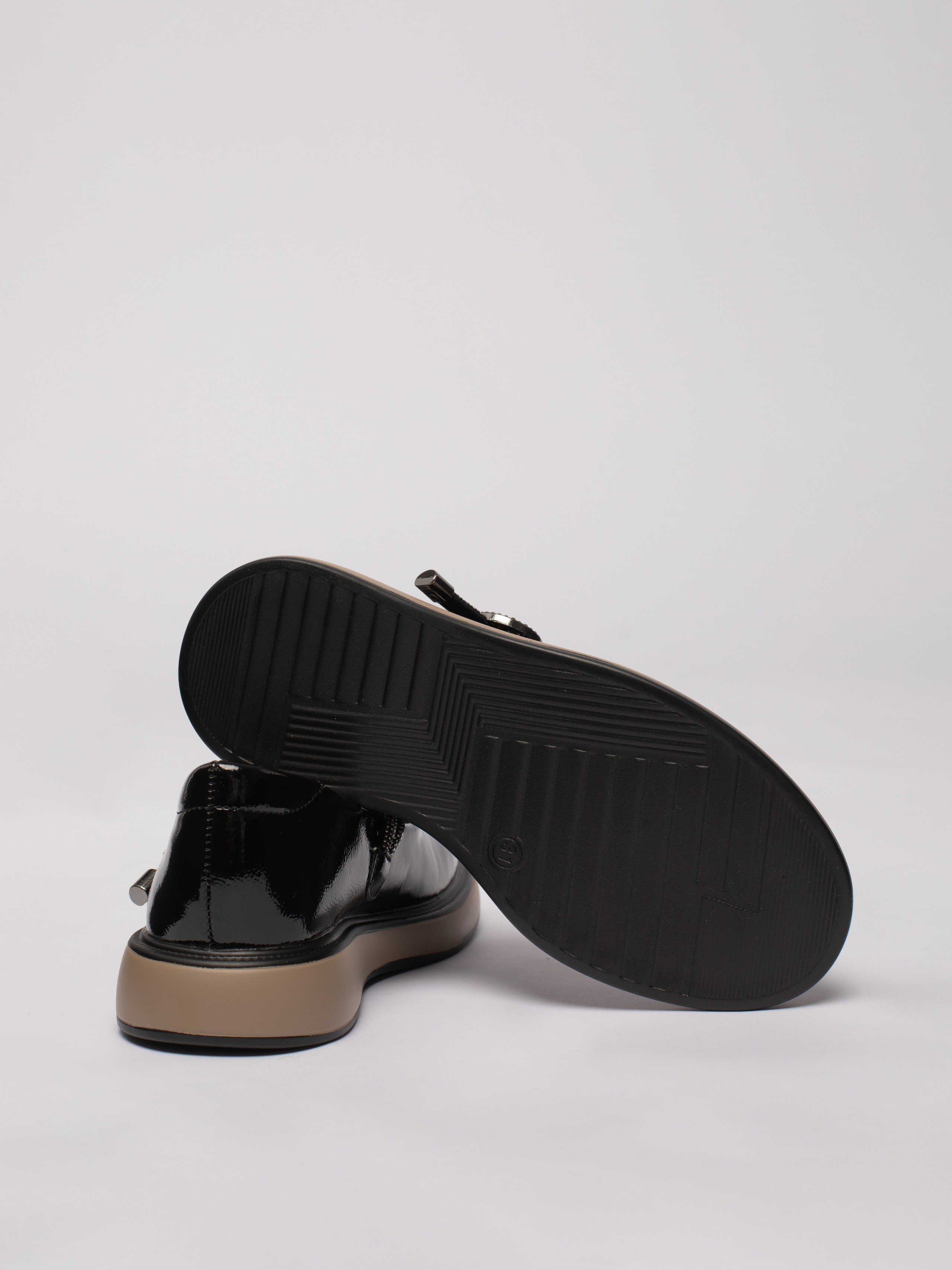 Школьные туфли. Фотостудия предметной и модельной съёмки для маркетплейсов