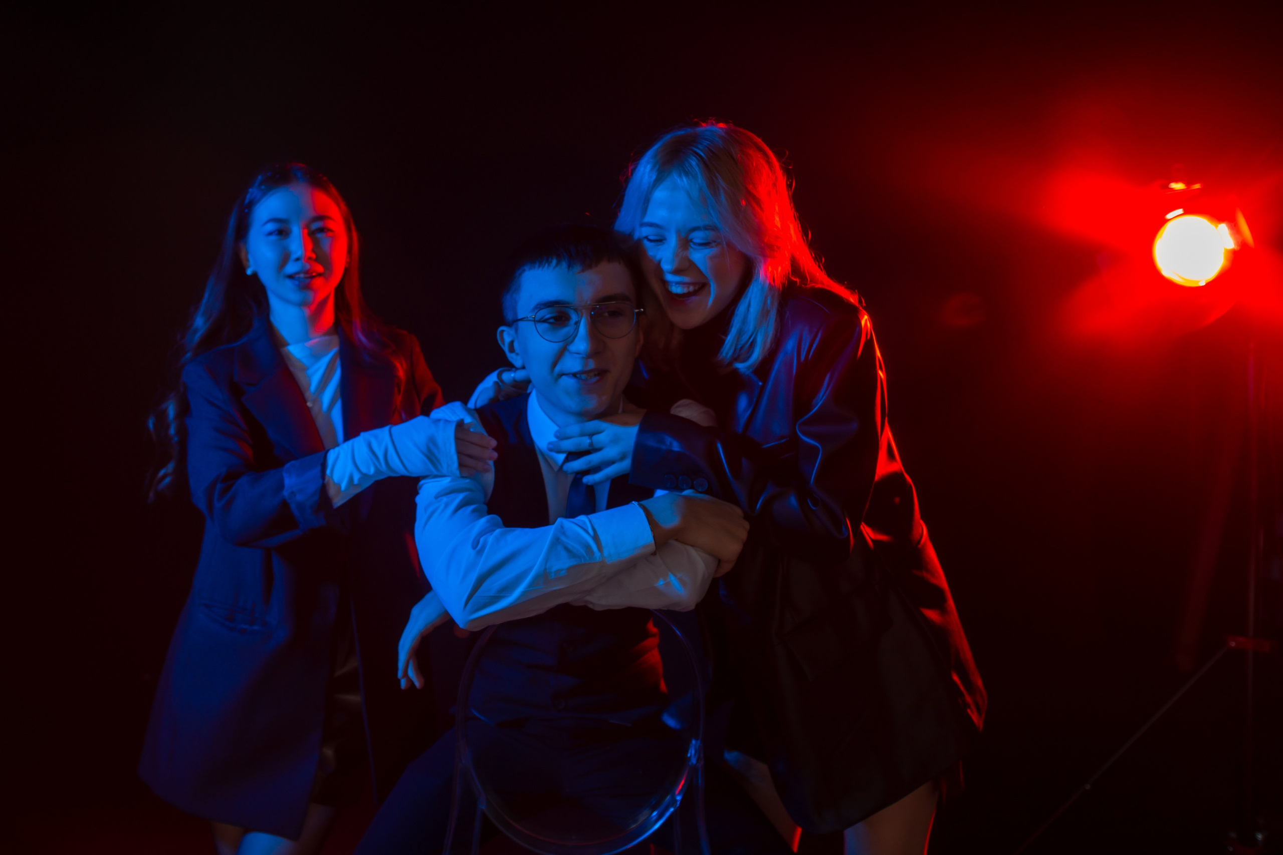 Студия. Черная циклорама с цветной подсветкой. Ольга Плаксина фотограф в Саратове