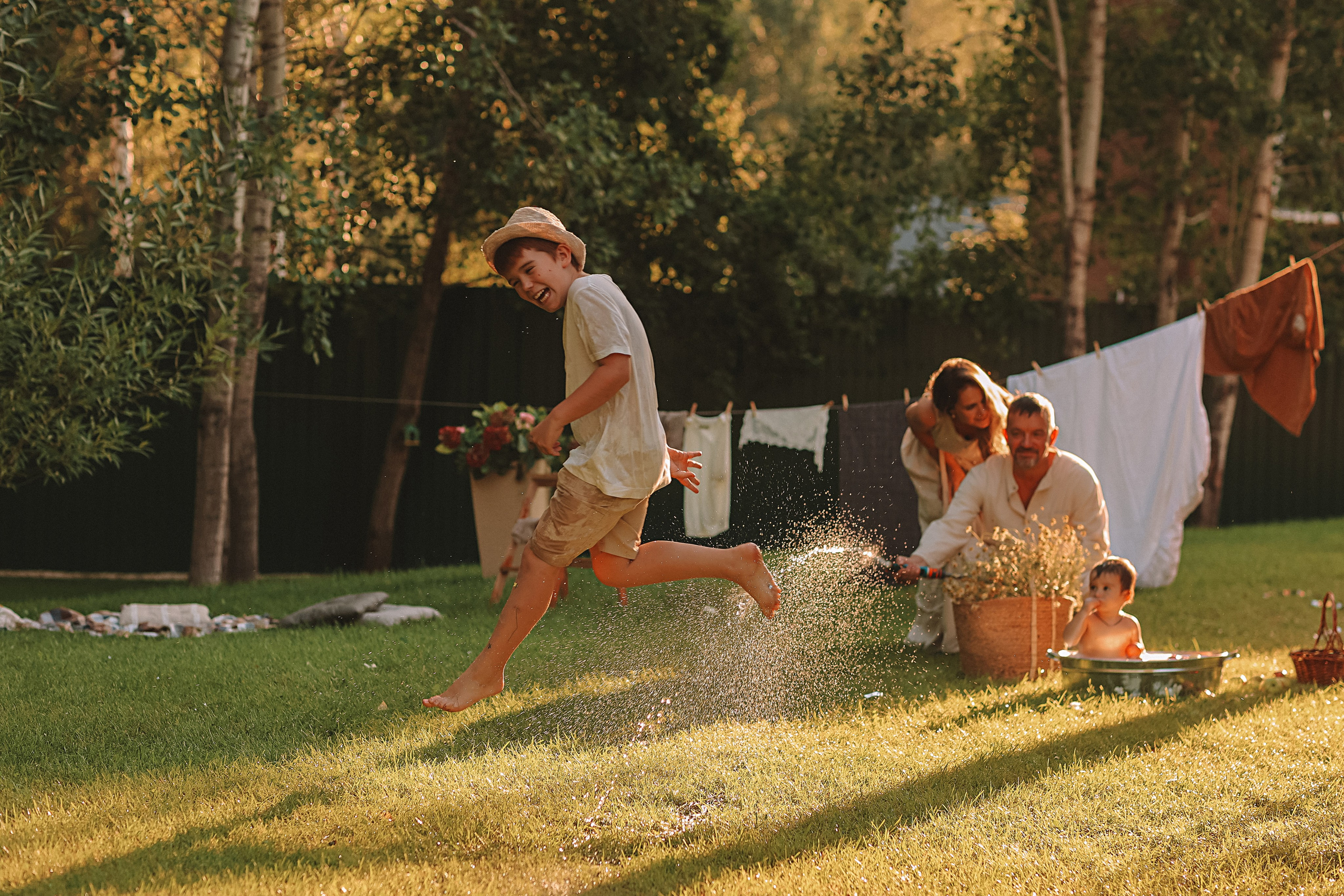 Стирка у дома. Семейный фотограф Тюмень, фотограф на роды Салмина Мария