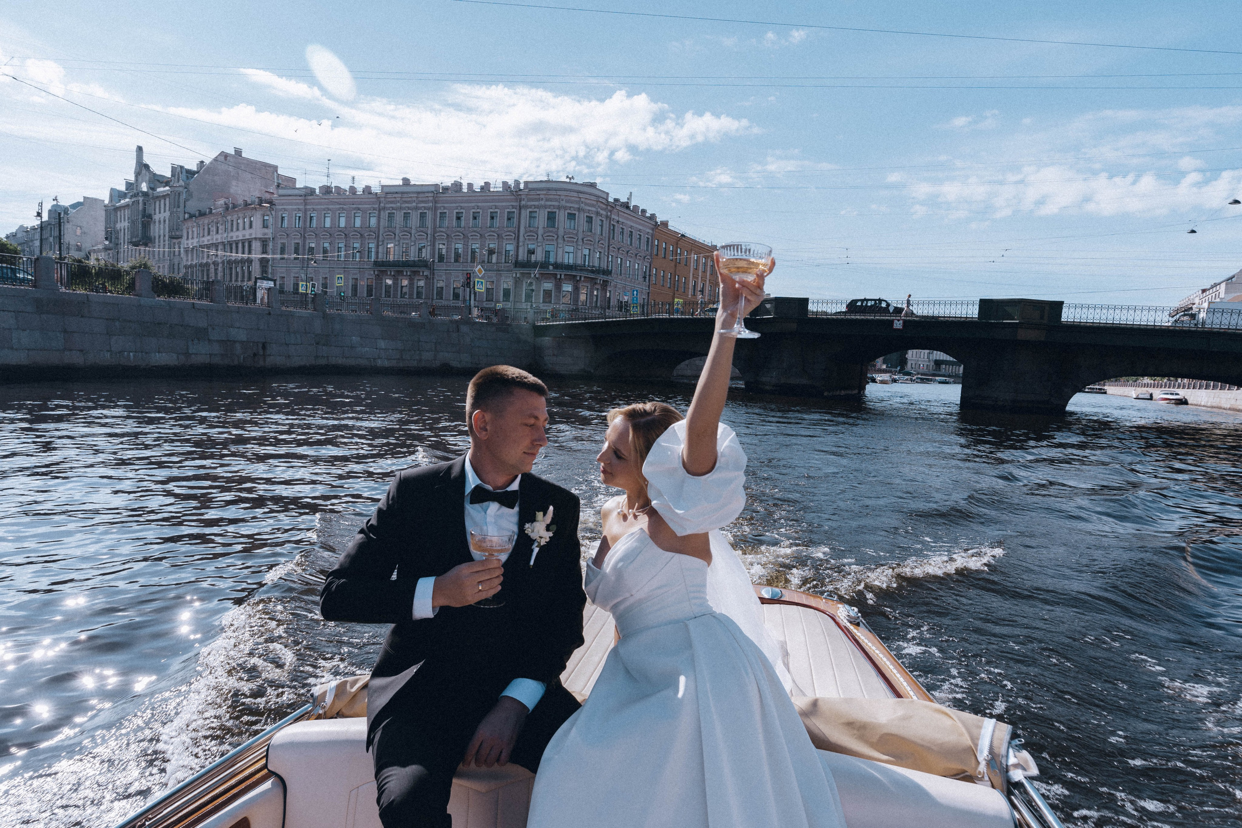 СВАДЕНБНАЯ СЬЕМКА НА КАТЕРЕ ПО КАНАЛАМ САНКТ-ПЕТЕРБУРГА И В АКВАТОРИИ НЕВЫ. Профессиональный фотограф, Санкт-Петербург — Виктория Богомолова