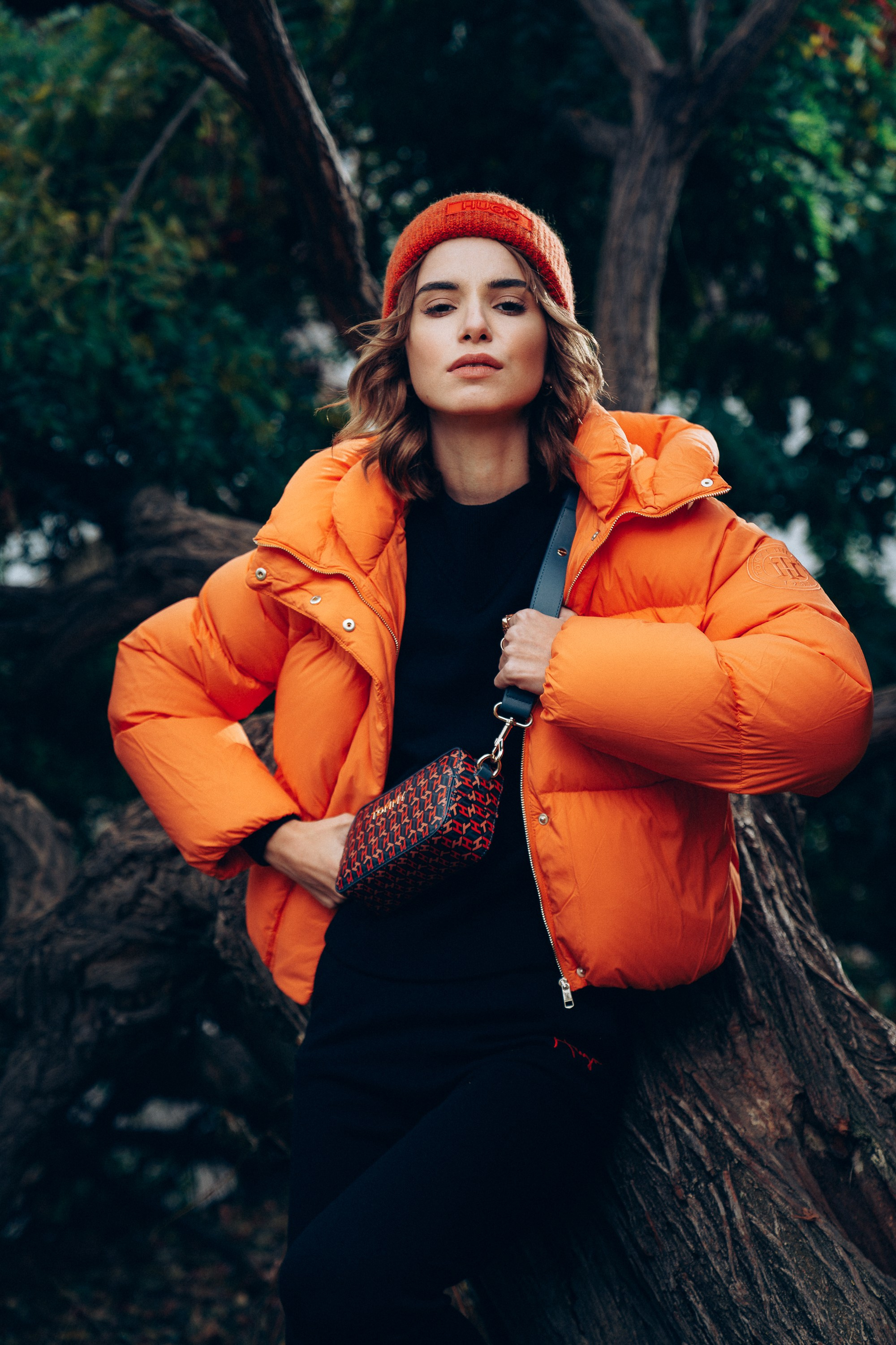 красивая девушка в пуховике Hugo boss 