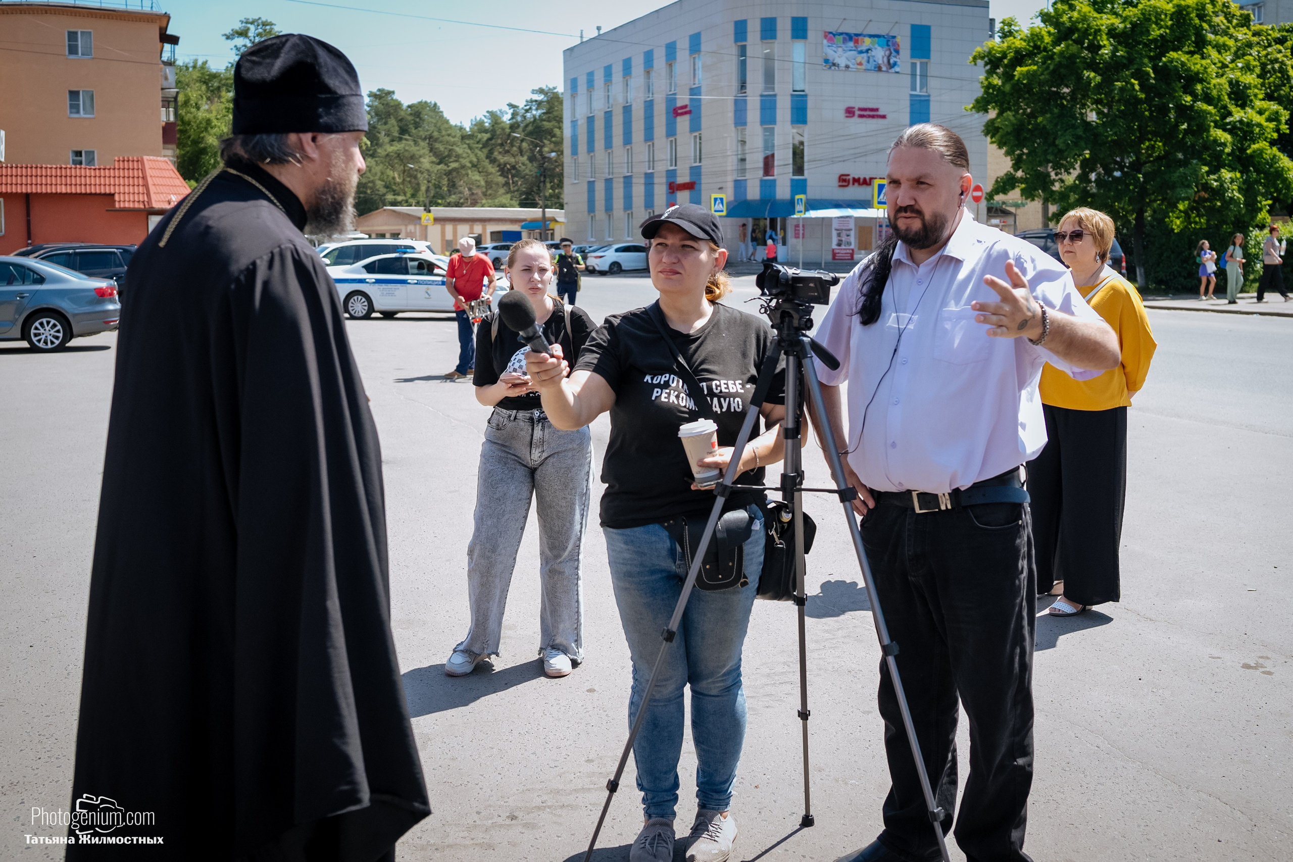 8 июня «Патриоты из Курска» сбор гуманитарной помощи у кинотеатра «Родина». Фотограф Нижний Новгород Татьяна Кейод