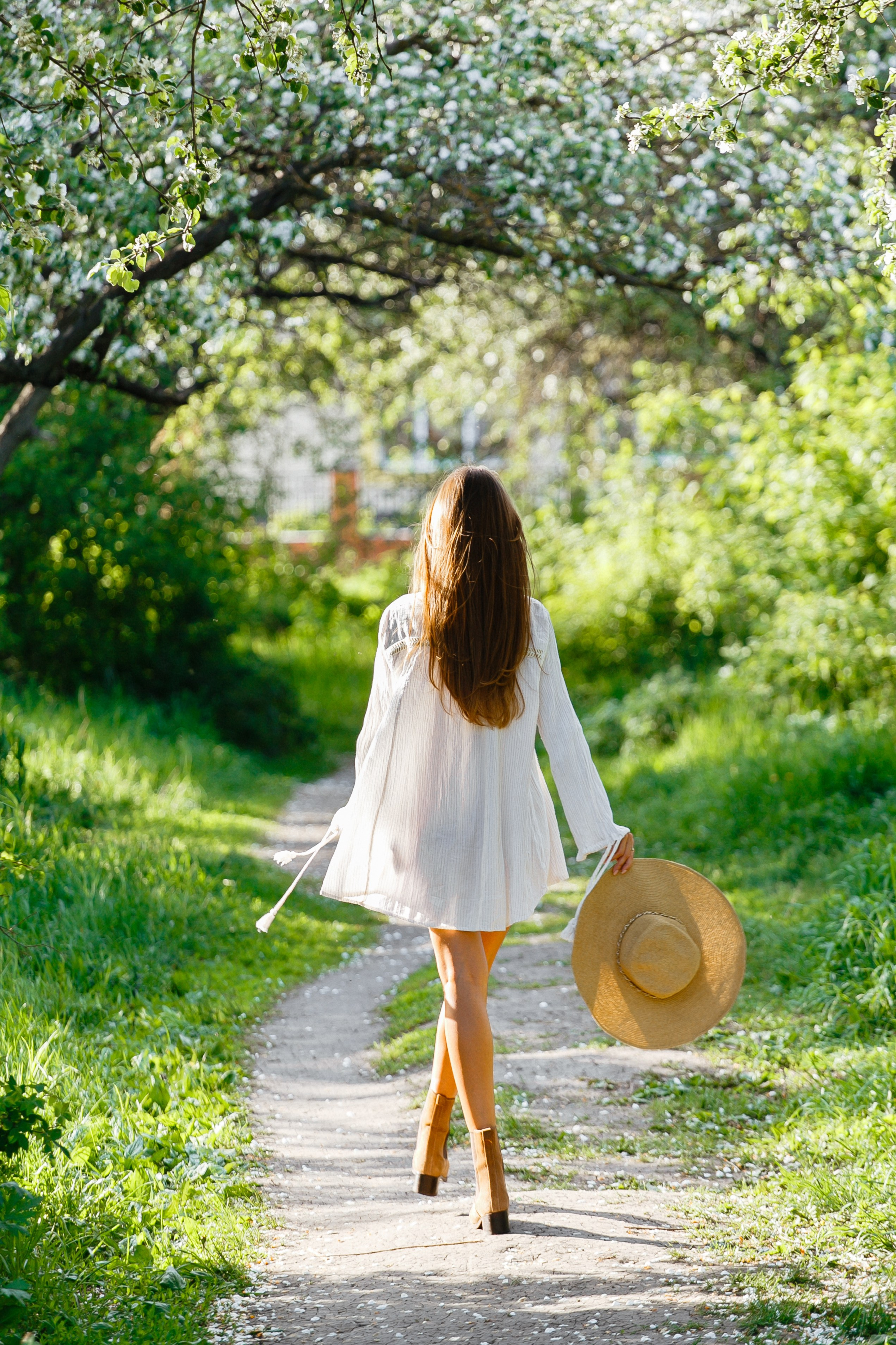 Портретная фотосессия красивой девушки в цветущем яблоневом саду. Свадебный и портретный фотограф в Липецке, Ельце, Воронеже, Москве, Тамбове 